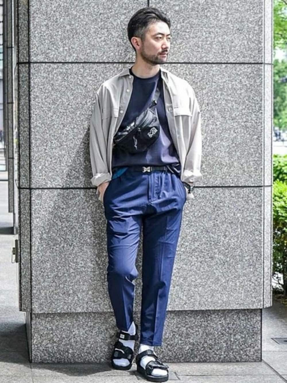 グレー系のシャツ/ブラウス、ブルー系のTシャツ/カットソー、ブルー系のその他パンツを着用したメンズの夏コーディネートの1枚目の写真