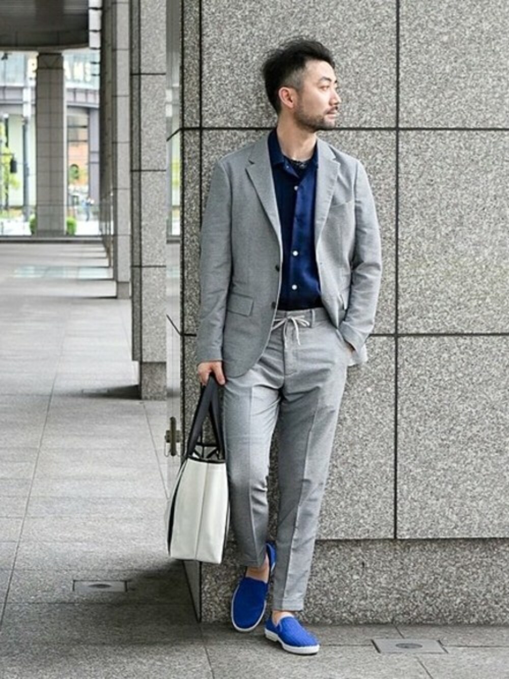 グレー系のテーラードジャケット、グレー系のその他パンツ、ブルー系のTシャツ/カットソーを着用したメンズの夏コーディネートの1枚目の写真