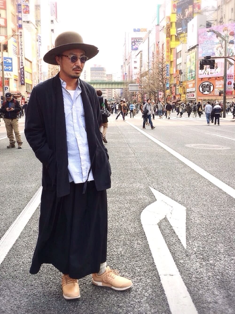 ブルー系のジャケット/アウター、ホワイト系のシャツ/ブラウス、ブルー系のスラックスを着用したメンズの春コーディネートの1枚目の写真