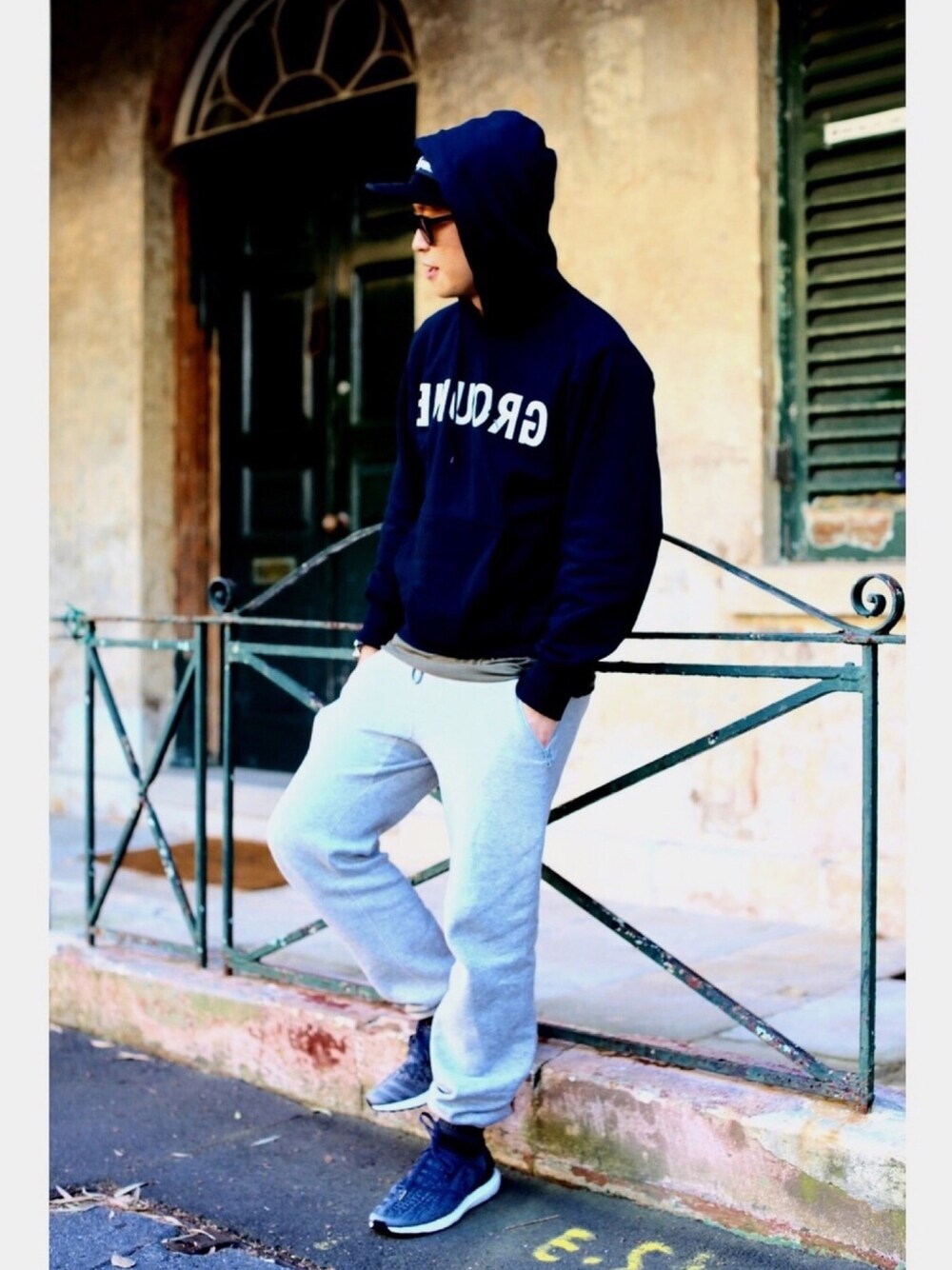 「boy、Japan、streetstyle、supreme、fragmentdesign、adidas、THOMBROWNE」｜「Undercoverismのアイテム（パーカー、ブラック系）」を使った、Adamson Wongさん（メンズ・170cm）の夏コーディネートの1枚目の写真