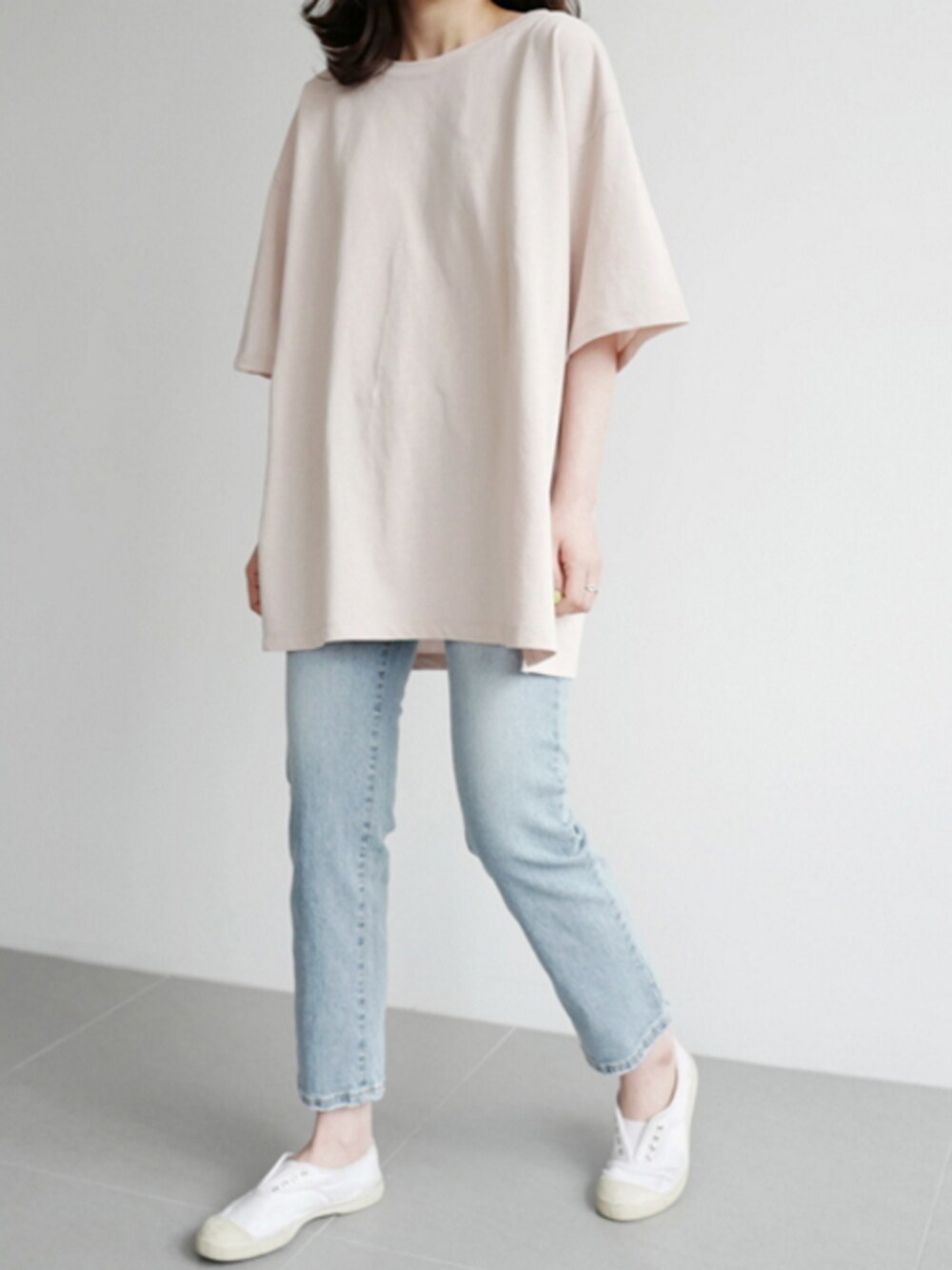 ベージュ系のTシャツ/カットソー、ブルー系のデニムパンツを着用したレディースの春コーディネートの1枚目の写真