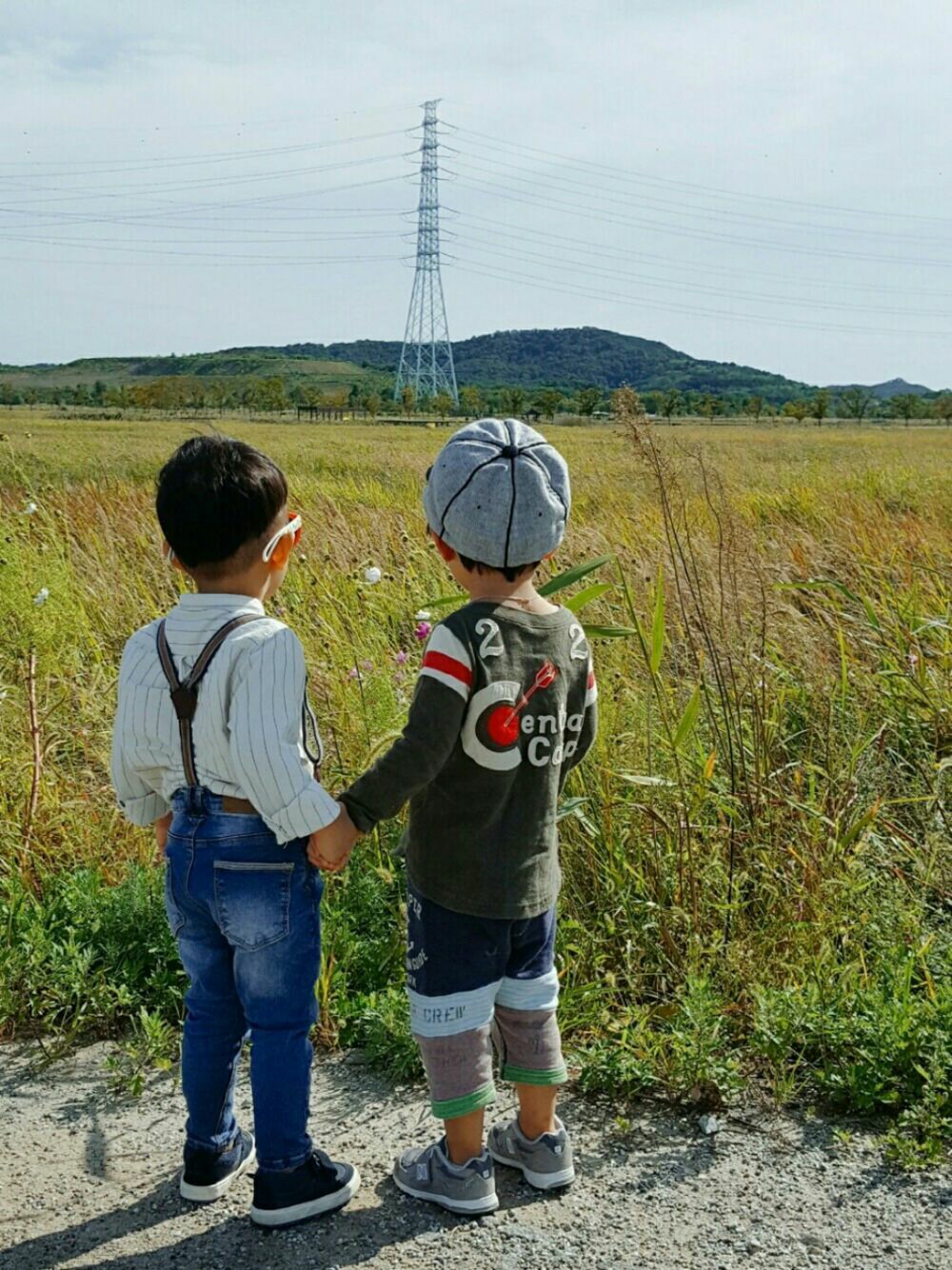 「cooperstown、DENIM DUNGAREE、newbalance990」｜「NEW BALANCEのアイテム（スニーカー、グレー系）」を使った、daddyohさん（キッズ・90cm）の秋コーディネートの1枚目の写真