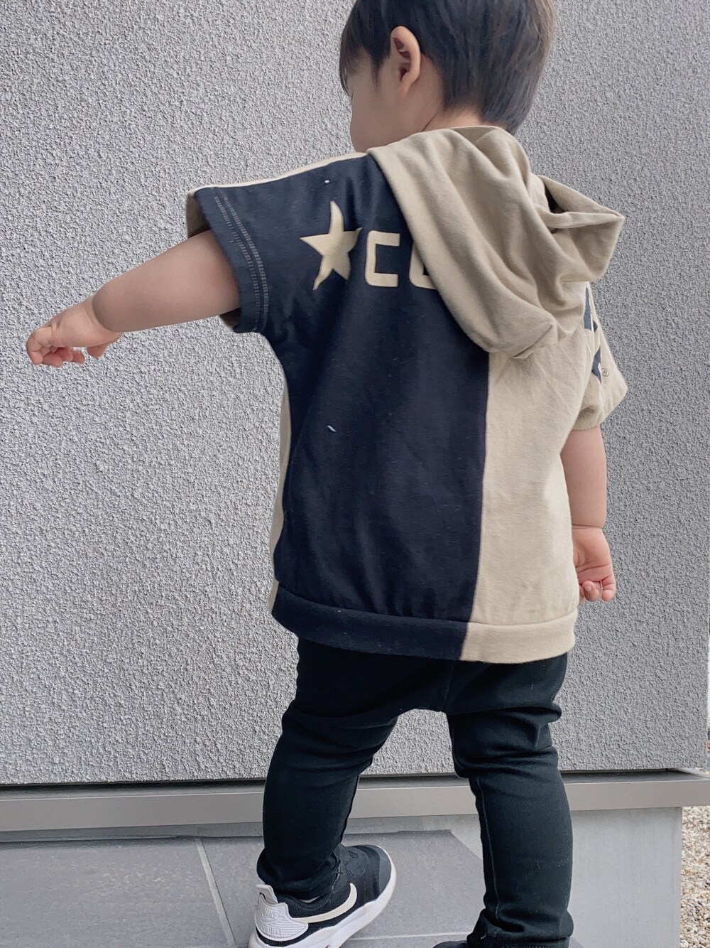 「男の子コーデ、男の子、1歳7ヶ月、converse」｜「BRANSHESのアイテム（Tシャツ/カットソー、ベージュ系）」を使った、Toaママさん（キッズ・80cm）の春コーディネートの1枚目の写真