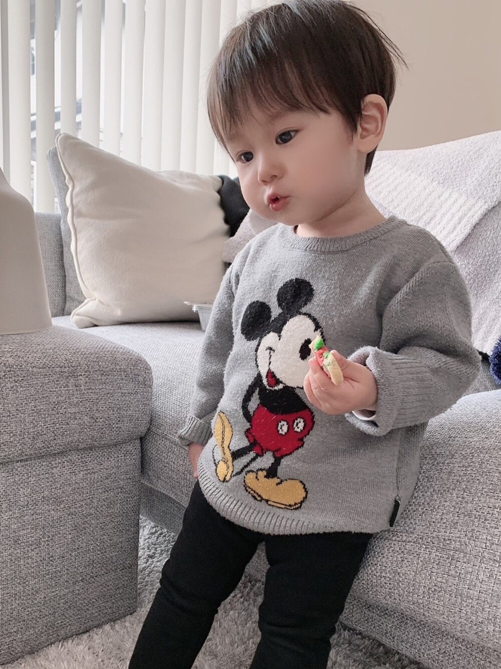「男の子コーデ、男の子、1歳4ヶ月」｜「Birthdayのアイテム（ニット/セーター、グレー系）」を使った、Toaママさん（キッズ・80cm）の春コーディネートの1枚目の写真