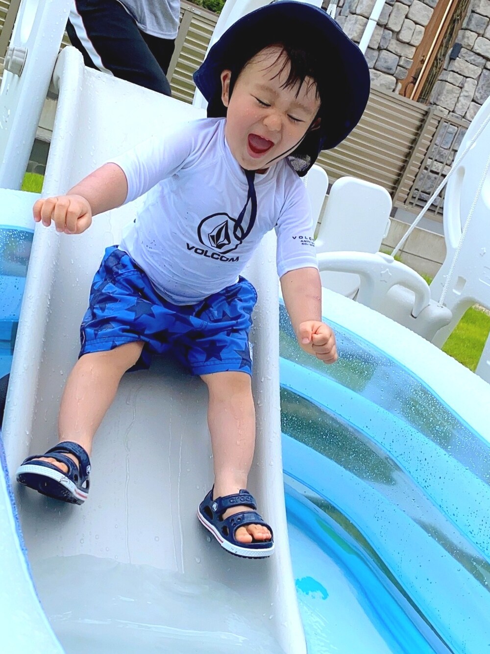 「男の子コーデ、男の子ママ、1歳9ヶ月、男の子水着、水着、水着コーデ、子供水着」｜「VOLCOMのアイテム（ラッシュガード、ホワイト系）」を使った、Toaママさん（キッズ・80cm）の夏コーディネートの1枚目の写真