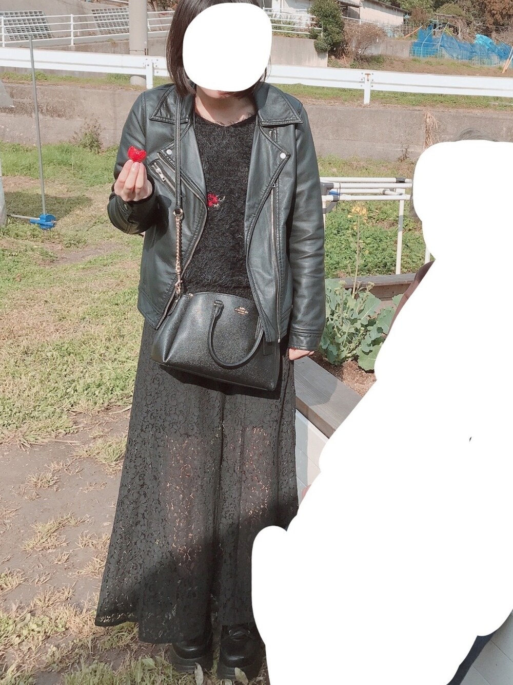 「ライダース、オールブラック」｜「COACHのアイテム（ショルダーバッグ、ブラック系）」を使った、あきさん（レディース・155cm）の秋コーディネートの1枚目の写真
