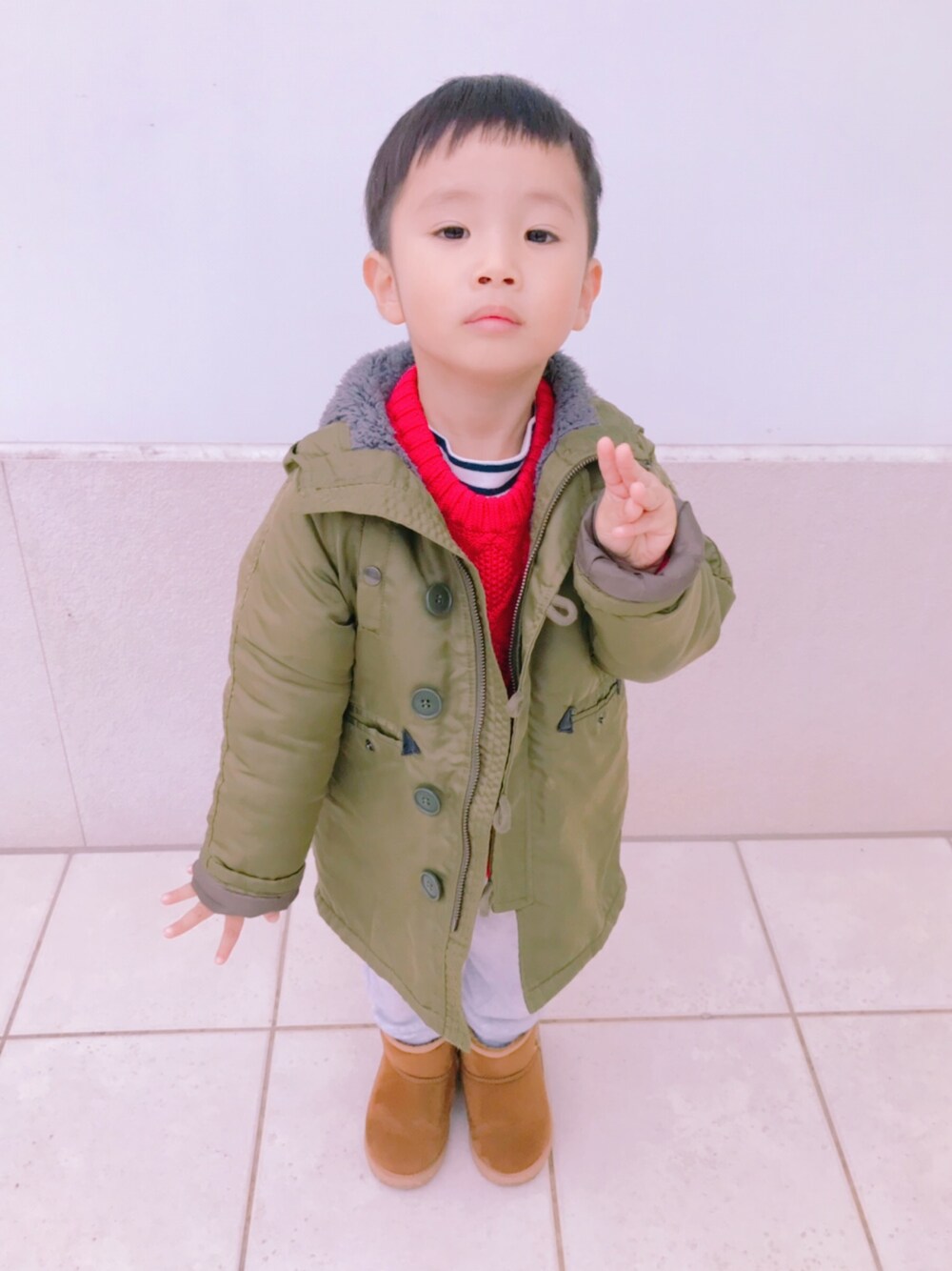 「子供コーデ、ミリタリージャケット、赤ニット」｜「b・ROOMのアイテム（ミリタリージャケット、グリーン系）」を使った、マーシーさん（メンズ・171cm）の冬コーディネートの1枚目の写真