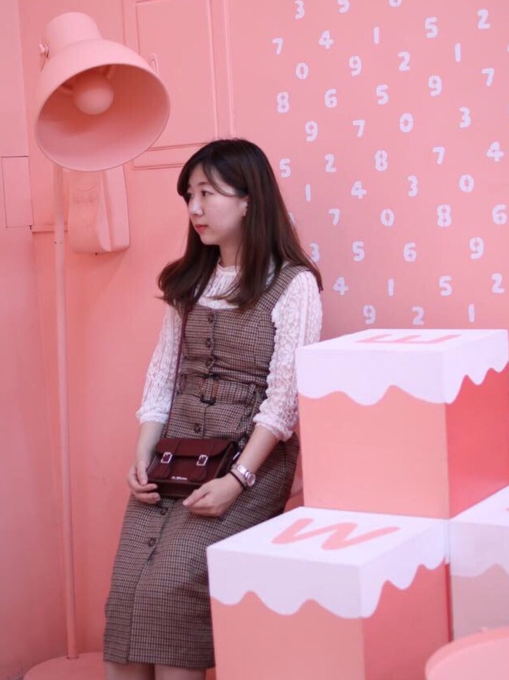 「Dr. Martensのアイテム（メッセンジャーバッグ、ブラウン系）」を使った、Minminmin Chuさん（レディース・156cm）の春コーディネートの1枚目の写真