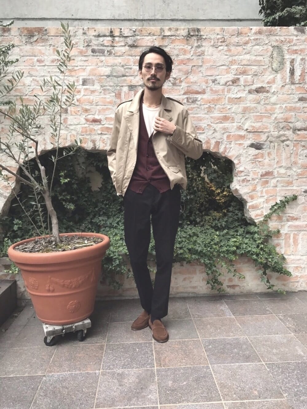「春コーデ、ライダース、casual、カジュアル、カーディガン、黒パンツ」｜「URBAN RESEARCHのCOSEI 高密度コットンWライダース（ライダースジャケット、ベージュ系）」を使った、otsukiさん（メンズ・184cm）の春コーディネートの1枚目の写真