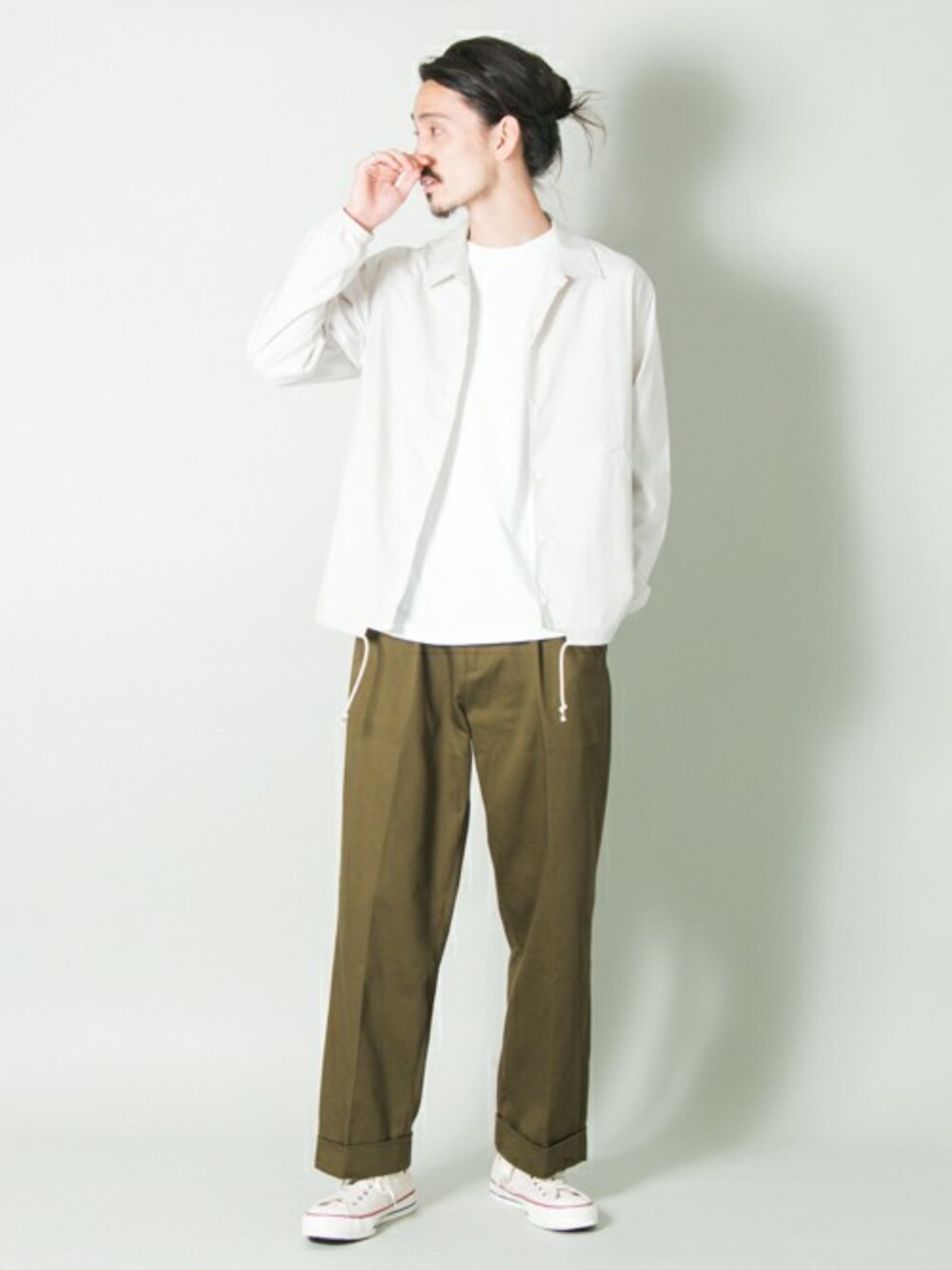 「シンプル、アーバンリサーチ、コーチジャケット、ワイドパンツ、URBAN RESEARCH、UR20th_UR」｜「URBAN RESEARCHのUR タイプライターコーチジャケット（ブルゾン、ベージュ系）」を使った、otsukiさん（メンズ・184cm）の夏コーディネートの1枚目の写真