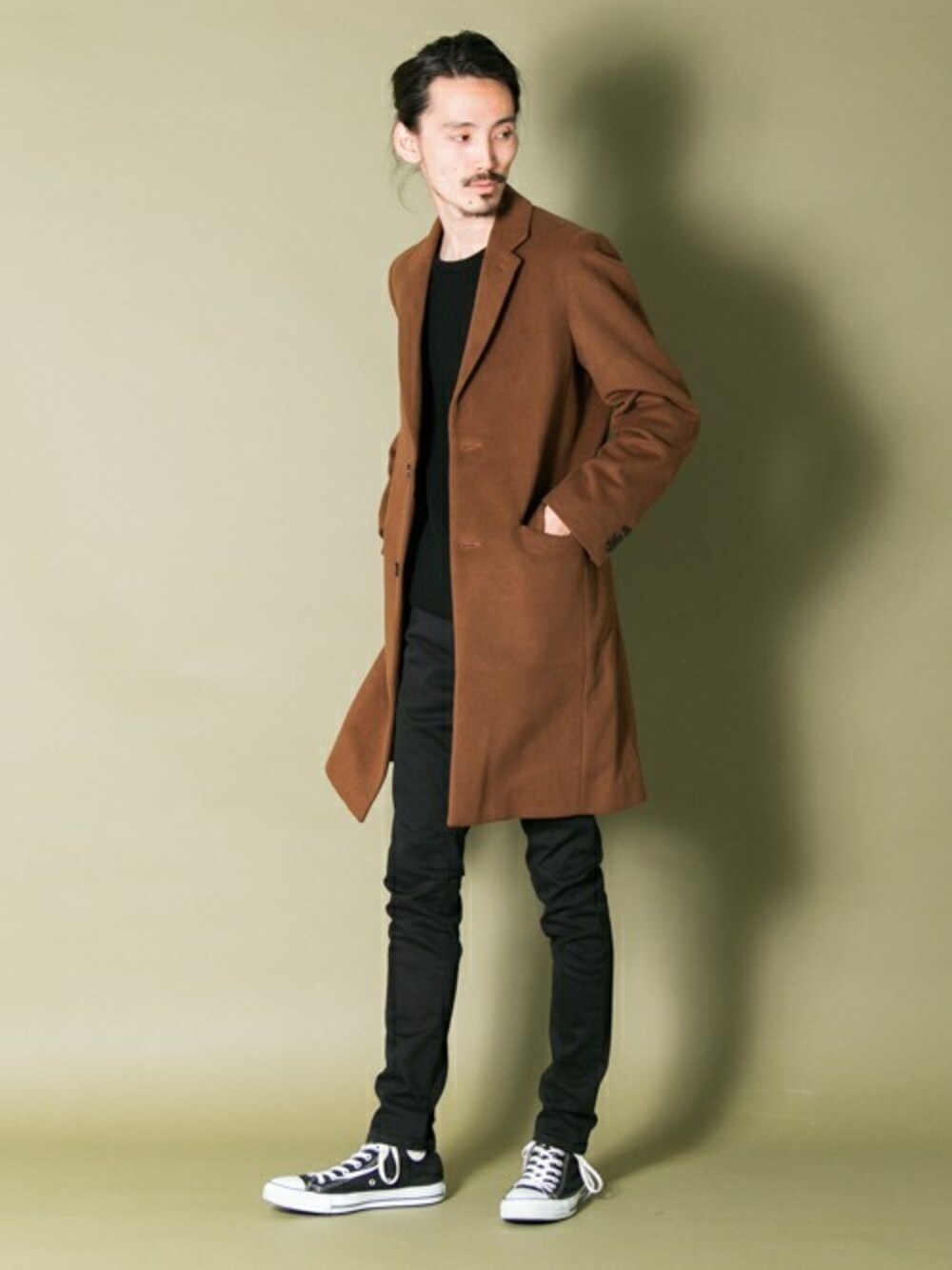 「チェスターコート、アーバンリサーチ、ブラウン、冬、スキニーデニム、URBAN RESEARCH、UR20th_UR」｜「URBAN RESEARCHのUR CHESTER FIELD COAT（チェスターコート、ブラウン系）」を使った、otsukiさん（メンズ・184cm）の秋コーディネートの1枚目の写真