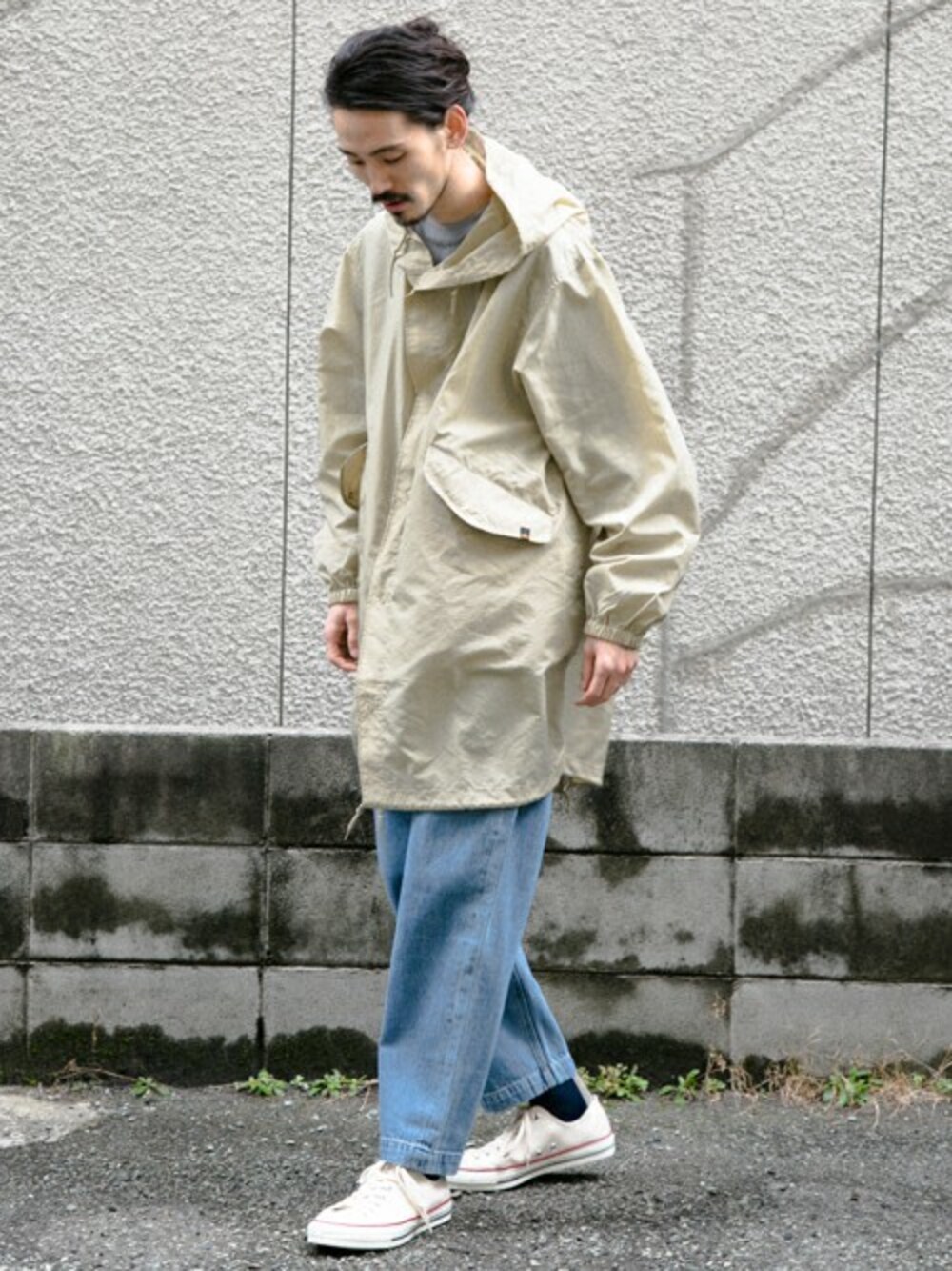 「スニーカー、デニム、ベージュ、別注、春コーデ、バギーパンツ、alpha、URBAN RESEARCH、ロングTシャツ、リブT」｜「Alpha IndustriesのALPHA INDUSTRIES×URBAN RESEARCH iD　別注SNOW PARKA（モッズコート、ベージュ系）」を使った、otsukiさん（メンズ・184cm）の春コーディネートの1枚目の写真