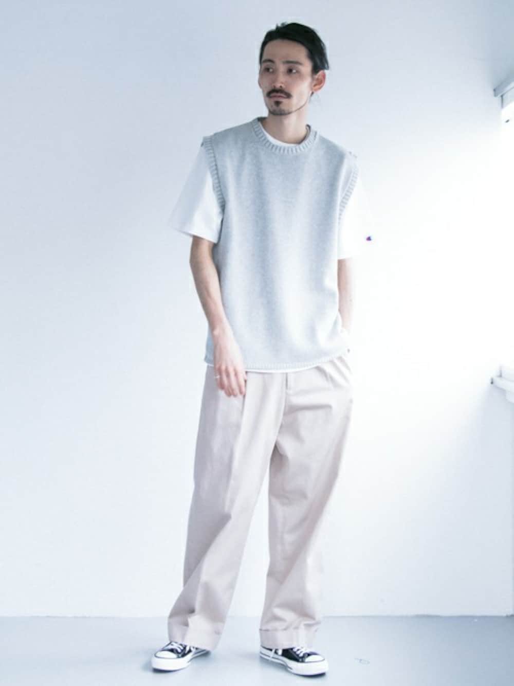 「カジュアル、Tシャツ、別注、アーバンリサーチ、ベスト、ワイドパンツ、ニットベスト、Champion、春コーデ、URBAN RESEARCH」｜「URBAN RESEARCHのCOTTON KNIT CREW VEST（ニット/セーター、グレー系）」を使った、otsukiさん（メンズ・184cm）の春コーディネートの1枚目の写真