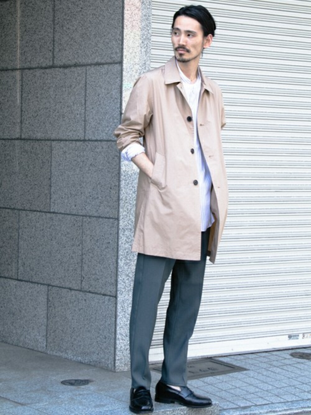 「シャツ、ステンカラーコート、ベージュ、別注、アーバンリサーチ、スタンドカラー、スプリングコート、春コーデ、Wrangler、URBAN RESEARCH」｜「URBAN RESEARCHのコットンタイプライターコート（ステンカラーコート、ベージュ系）」を使った、otsukiさん（メンズ・184cm）の春コーディネートの1枚目の写真
