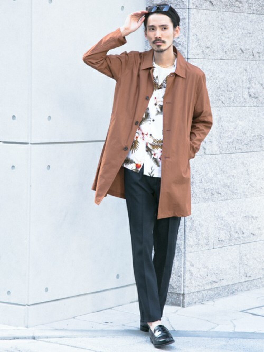 「シャツ、ステンカラーコート、別注、大人カジュアル、ブラウン、スプリングコート、春コーデ、Wrangler、URBAN RESEARCH、アロハシャツ」｜「URBAN RESEARCHのコットンタイプライターコート（ステンカラーコート、ブラウン系）」を使った、otsukiさん（メンズ・184cm）の春コーディネートの1枚目の写真