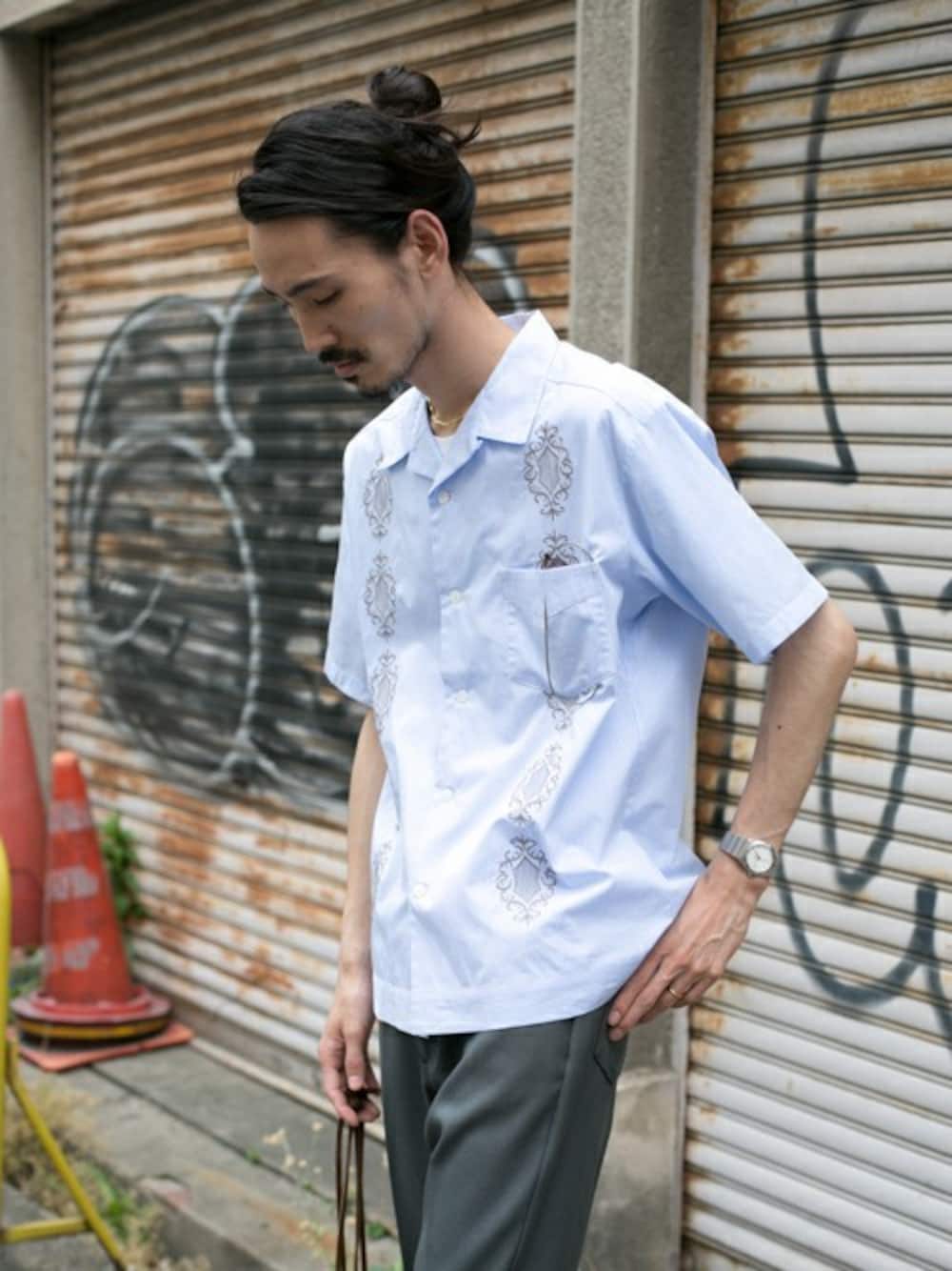 グリーン系のその他パンツを着用したメンズの夏コーディネートの1枚目の写真