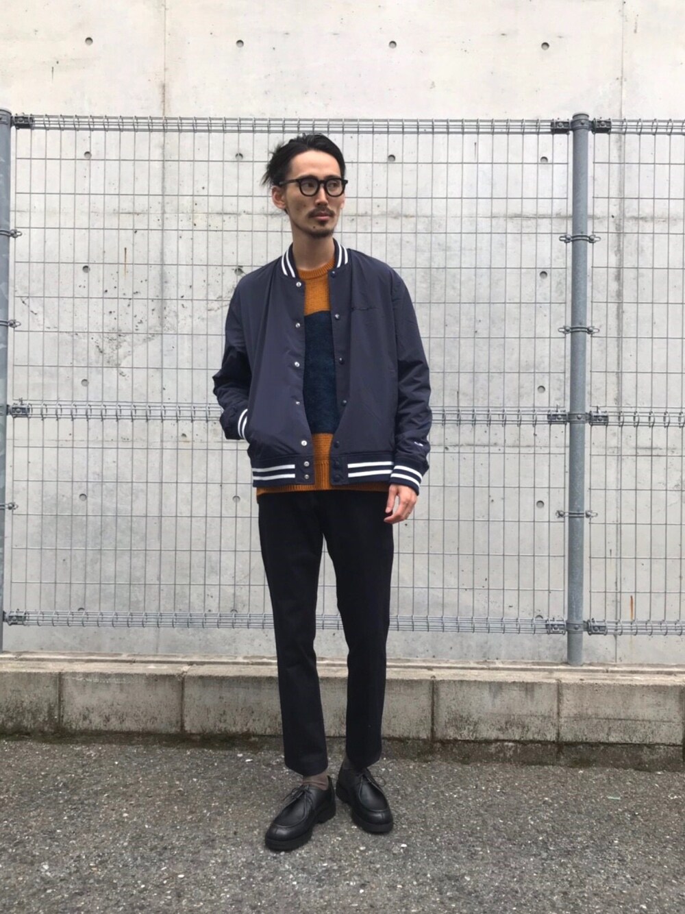 「スポーツMIX'18秋、秋コーデ、休日スタイル、カジュアル、ストリートMIX、シンプル、コーチジャケット、チャンピオン、レザーシューズ、スラックス」｜「ChampionのChampion×URBAN RESEARCH　別注VARSITY JACKET（ブルゾン、ブルー系）」を使った、otsukiさん（メンズ・184cm）の秋コーディネートの1枚目の写真