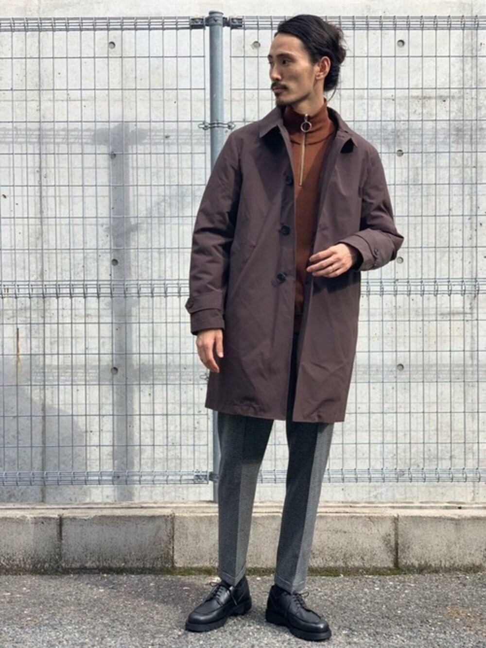 「チェック、ニット、ステンカラーコート、冬コーデ、レイヤードスタイル、大人カジュアル、ブラウン、革靴、URBAN RESEARCH、ハーフジップ」｜「URBAN RESEARCHのPERTEX 3WAYステンカラーコート（ステンカラーコート、ブラウン系）」を使った、otsukiさん（メンズ・184cm）の秋コーディネートの1枚目の写真