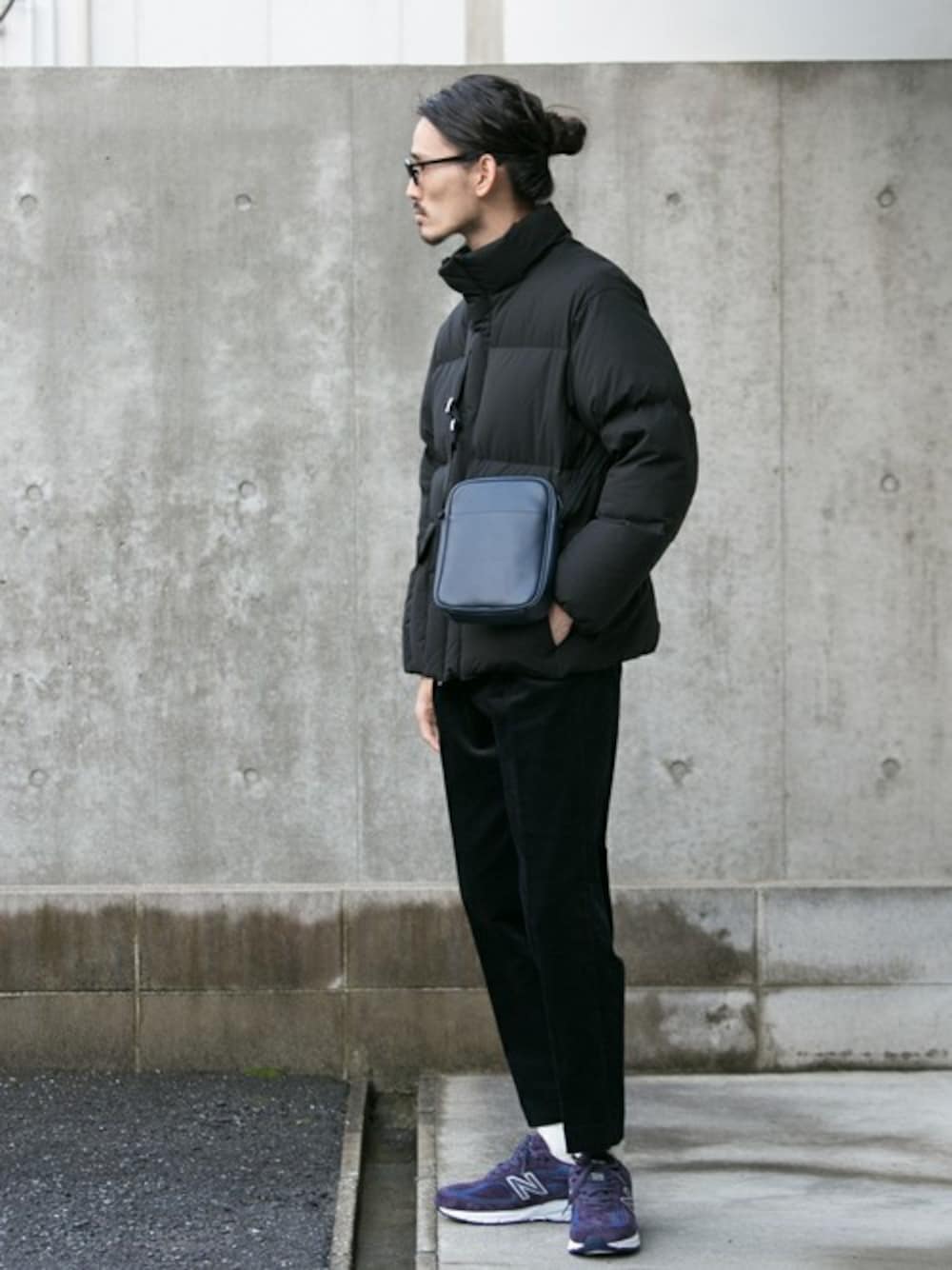 「テーパードパンツ、ダウンジャケット、ブラック、ショルダーバッグ、New Balance、冬コーデ、大人カジュアル、コーデュロイパンツ、シンプルコーデ、URBAN RESEARCH」｜「URBAN RESEARCHのグリーンダウンスタンドブルゾン（ダウンジャケット/コート、ブラック系）」を使った、otsukiさん（メンズ・184cm）の冬コーディネートの1枚目の写真