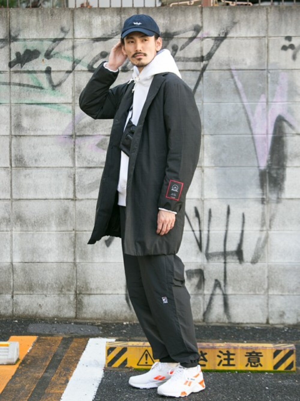 「ダウンジャケット、重ね着、ブラック、チェスターコート、パーカー、オールブラック、冬コーデ、クリスマス、FILA、URBAN RESEARCH」｜「URBAN RESEARCHのOVER CHESTER DOWN COAT（ダウンジャケット/コート、ブラック系）」を使った、otsukiさん（メンズ・184cm）の冬コーディネートの1枚目の写真