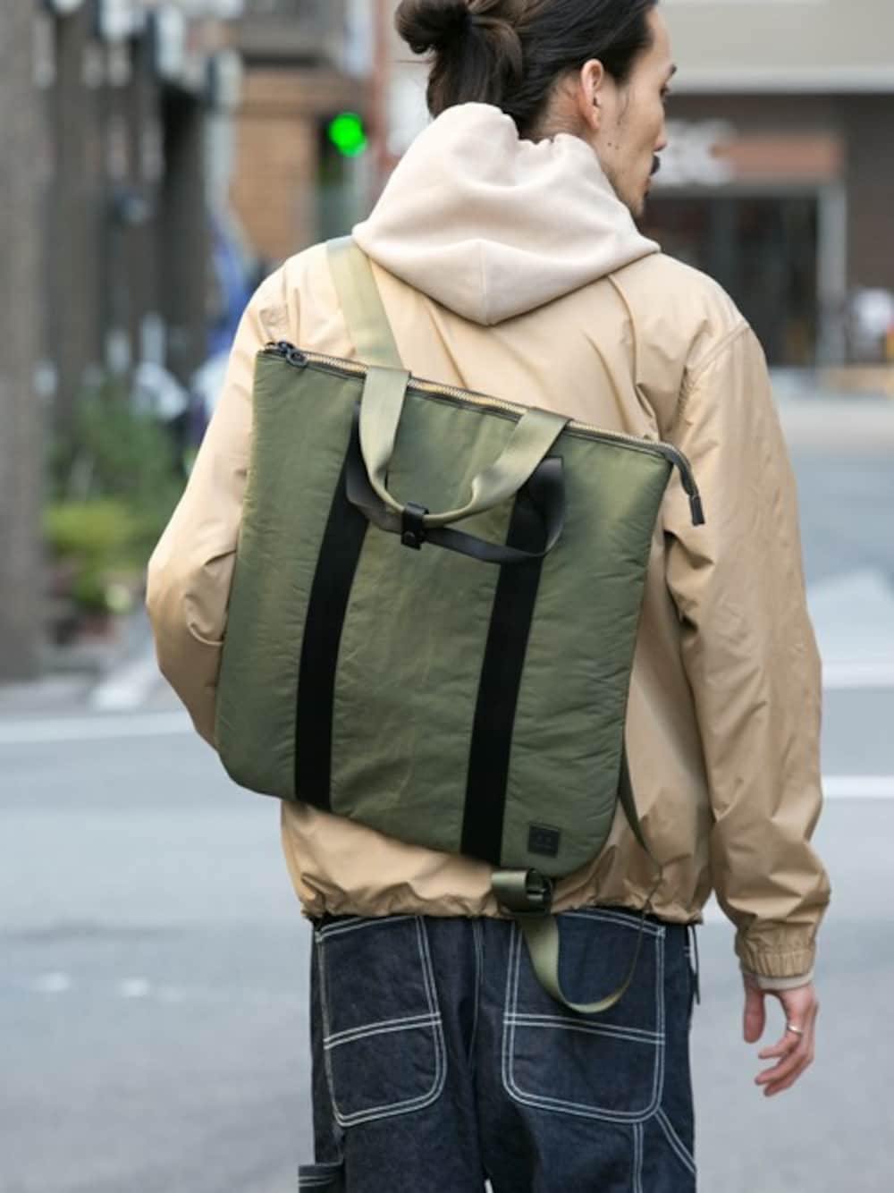 「シンプル、重ね着、ベージュ、パーカー、コーチジャケット、Champion、ペインターパンツ、春コーデ、URBAN RESEARCH、C6」｜「ChampionのChampion×URBAN RESEARCH　別注コーチジャケット（ブルゾン、ベージュ系）」を使った、otsukiさん（メンズ・184cm）の冬コーディネートの1枚目の写真
