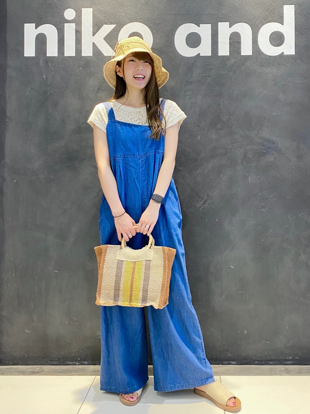 【美品】デニムサロペットワンピース　ニコアンド　nico and お値下げ） niko and 苺刺繍 サロペット インディゴ デニム
