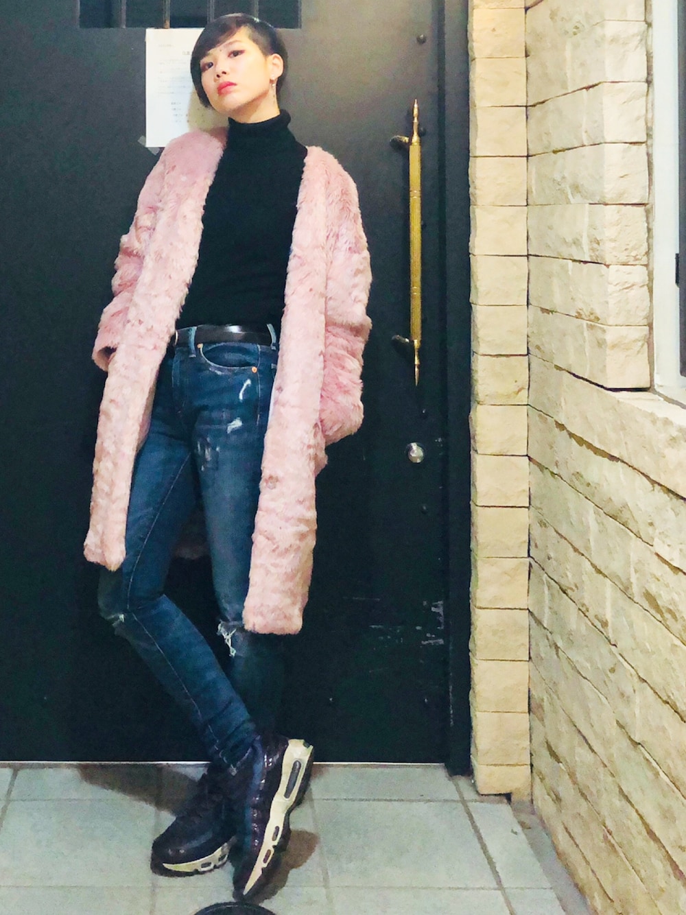 「オトナカジュアル、冬コーデ、スニーカーコーデ、パンツスタイル、ファーコート、タートルネックニット、デニムパンツ、スニーカー、黒、ピンク」｜「Another Editionのテディノーカラーコート（その他アウター、ピンク系）」を使った、yukaさん（レディース・163cm）の冬コーディネートの1枚目の写真