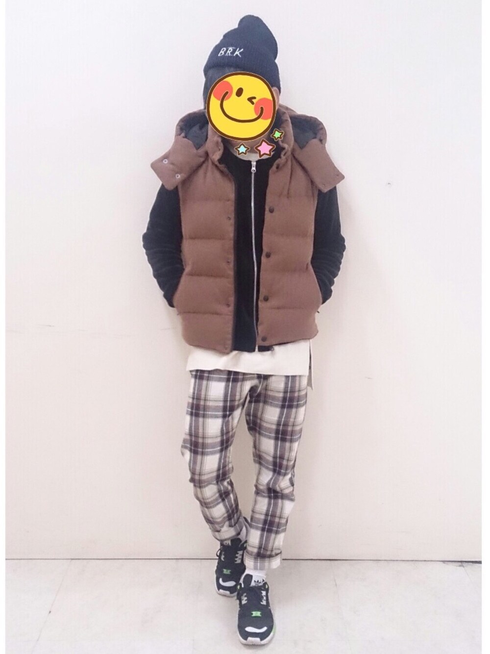 「今日のコーデ、冬、おしゃれさんと繋がりたい、スニーカー、ダウンベスト」｜「HAREの【HARE】アクリルワッチキャップ（ニットキャップ/ビーニー、ブラック系）」を使った、とんこつさん（メンズ・166cm）の冬コーディネートの1枚目の写真