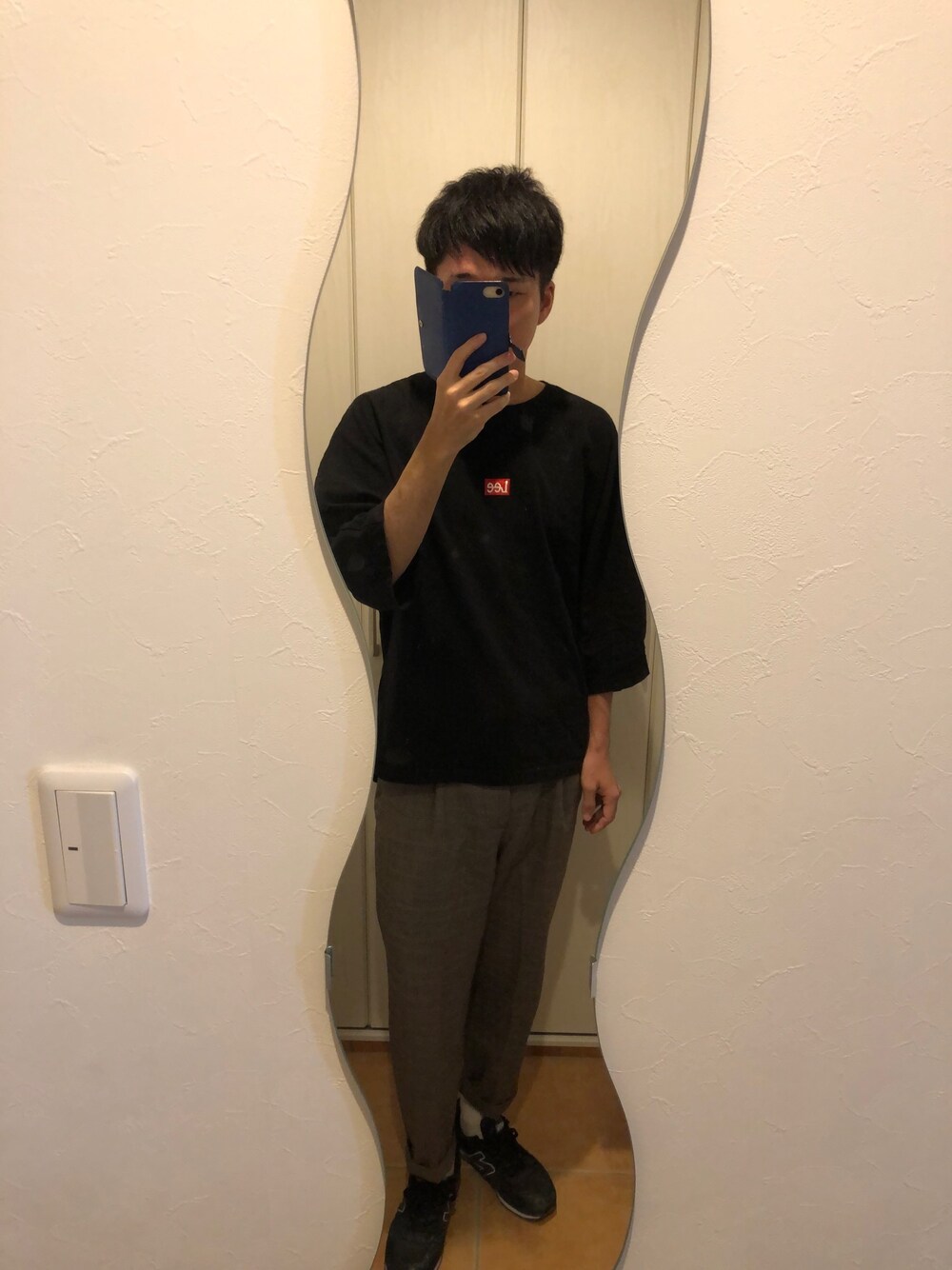 「お洒落さんとつながりたい、今日のコーデ、チェックパンツ、ゆるトップス、ニューバランス996」｜「LeeのLee×FRAPBOIS　Tシャツ（Tシャツ/カットソー、ブラック系）」を使った、KOBAさん（メンズ・170cm）の春コーディネートの1枚目の写真