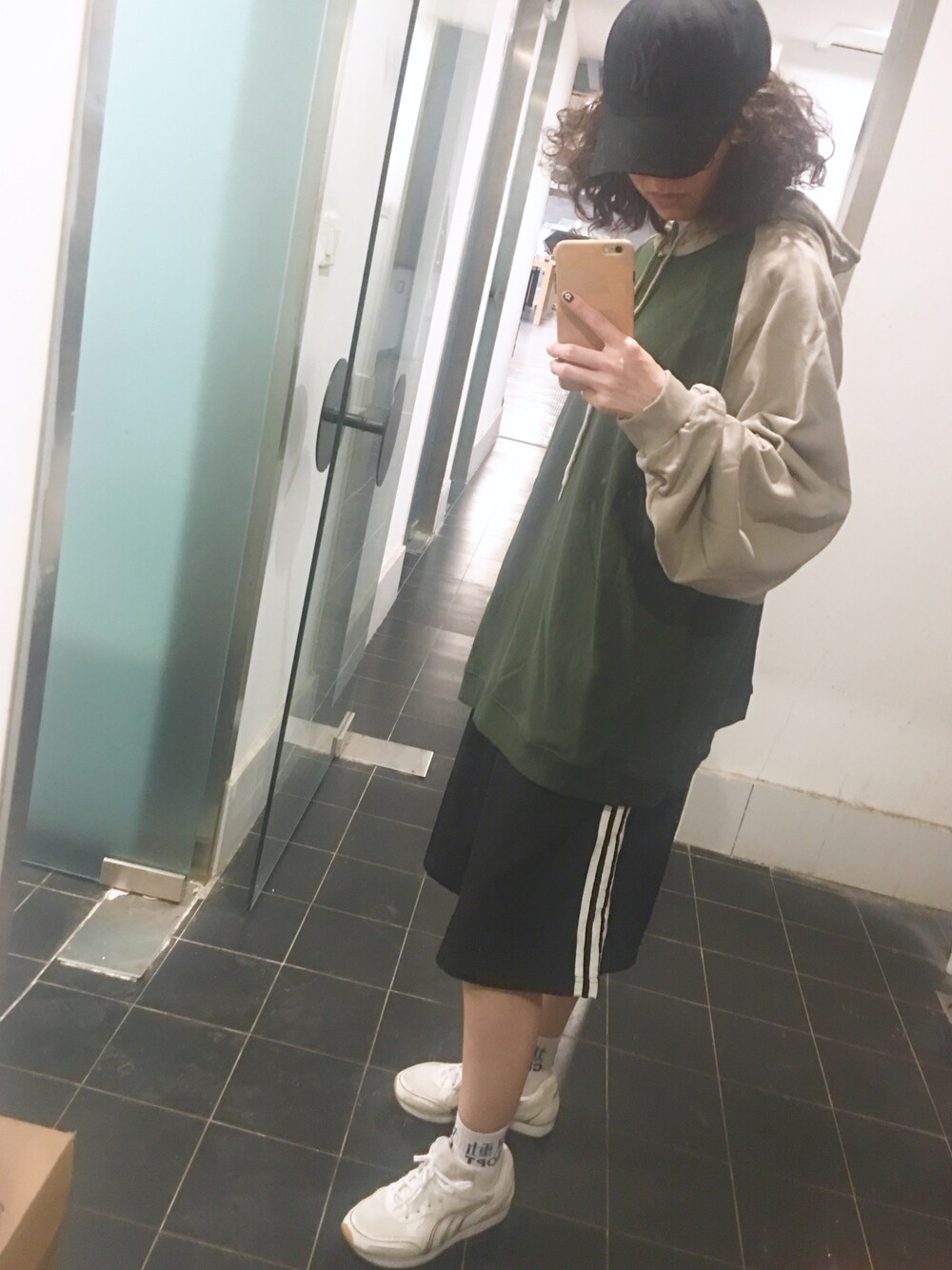 「东日是个卷毛のアイテム（スウェット、グリーン系）」を使った、蒸汽熨斗さん（レディース・168cm）の春コーディネートの1枚目の写真