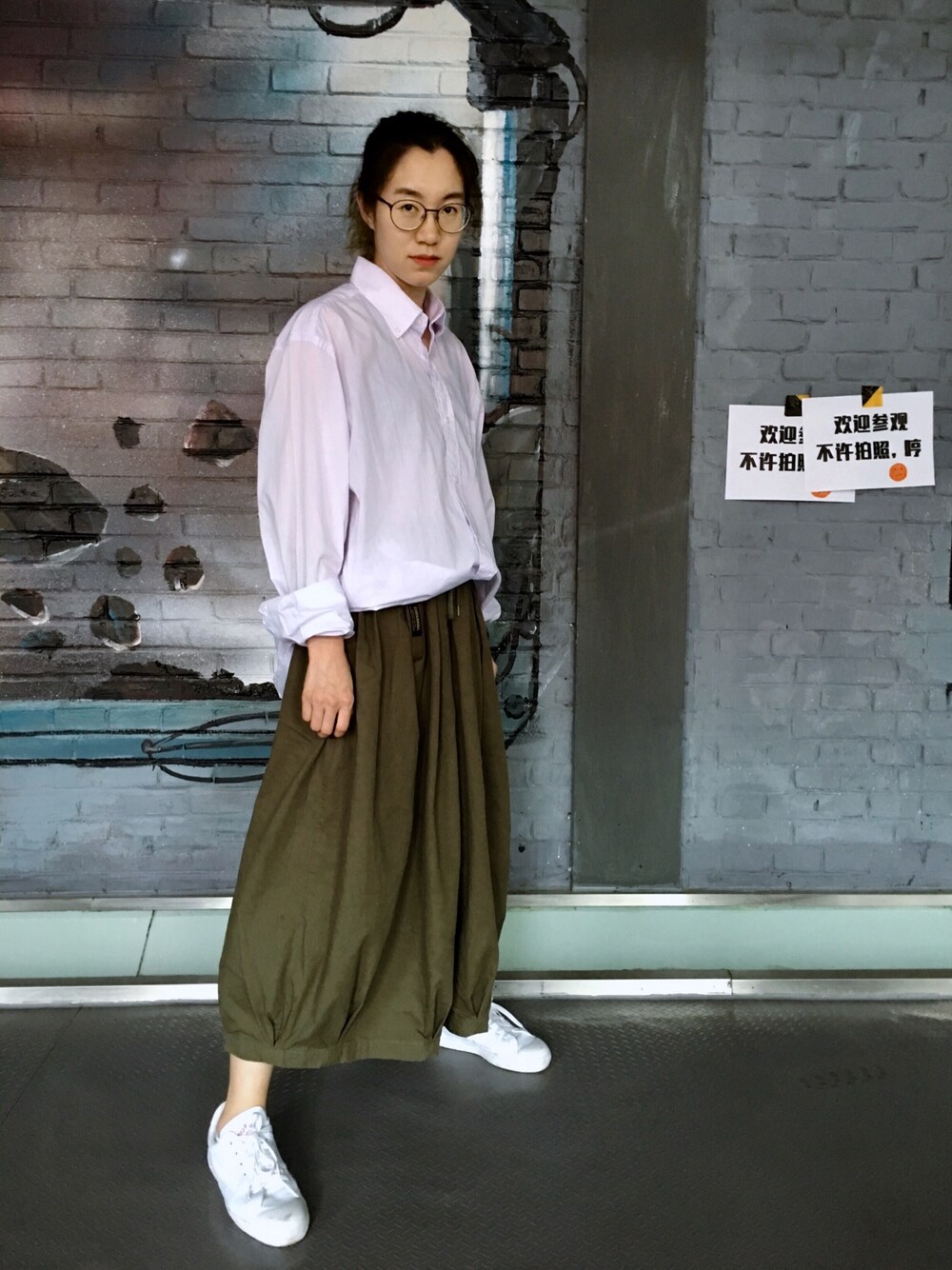 「七哥火星局のアイテム（チノパンツ、グリーン系）」を使った、蒸汽熨斗さん（レディース・168cm）の夏コーディネートの1枚目の写真