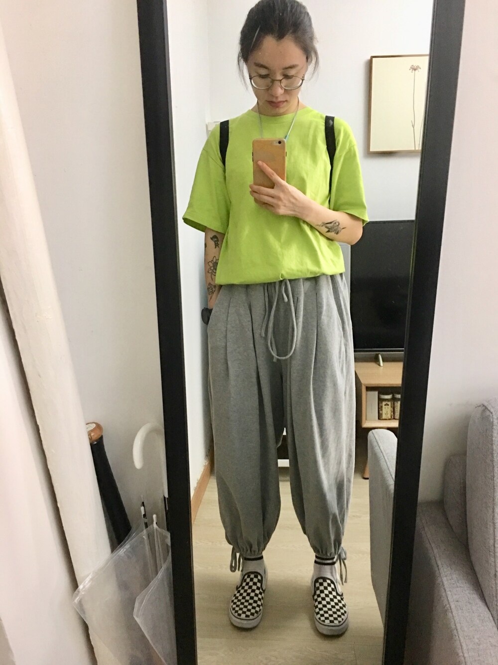 「哭喊中心のアイテム（チノパンツ、グレー系）」を使った、蒸汽熨斗さん（レディース・168cm）の夏コーディネートの1枚目の写真