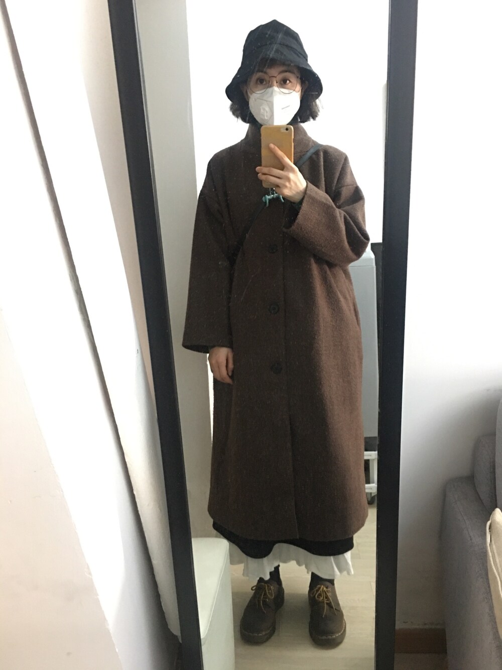 「化学少女のアイテム（ダッフルコート、ブラウン系）」を使った、蒸汽熨斗さん（レディース・168cm）の春コーディネートの1枚目の写真