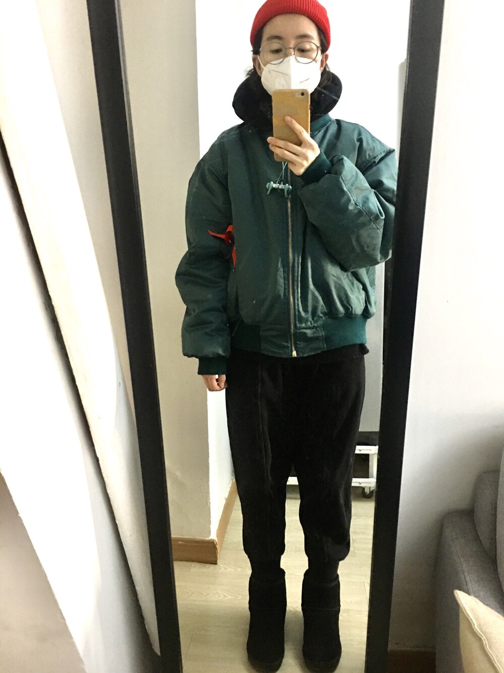 「泡菜家のアイテム（パンツ、ブラック系）」を使った、蒸汽熨斗さん（レディース・168cm）の春コーディネートの1枚目の写真