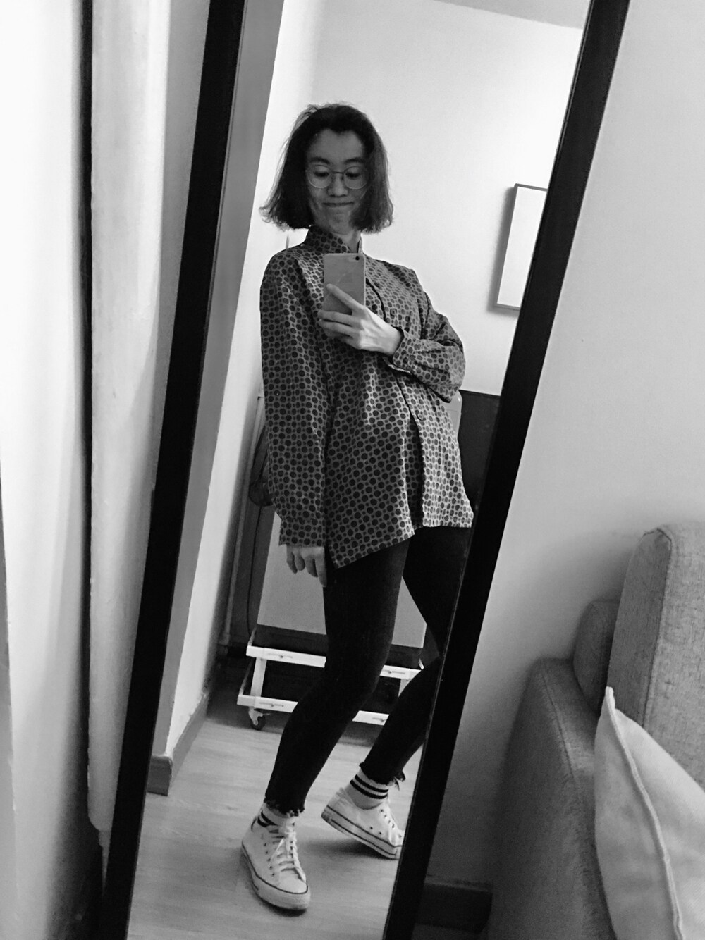 「CONVERSEのアイテム（スニーカー、ホワイト系）」を使った、蒸汽熨斗さん（レディース・168cm）の春コーディネートの1枚目の写真