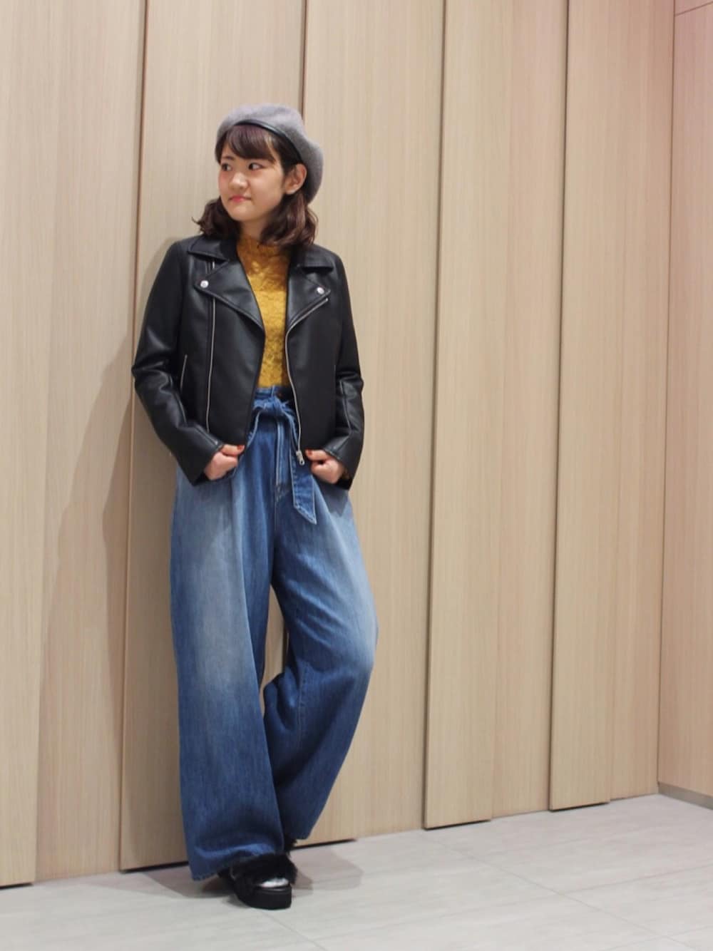 「広瀬すず、秋服、秋コーデ、ファー小物、ブラックコーデ、earth music&ecology、ワイドパンツ、カジュアル、デニムパンツ、アースミュージック＆エコロジー」｜「earth music&ecologyの【広瀬すずさんCM着用】 フェイクレザーライダースジャケット（ライダースジャケット、ブラック系）」を使った、chisatoさん（レディース・156cm）の秋コーディネートの1枚目の写真