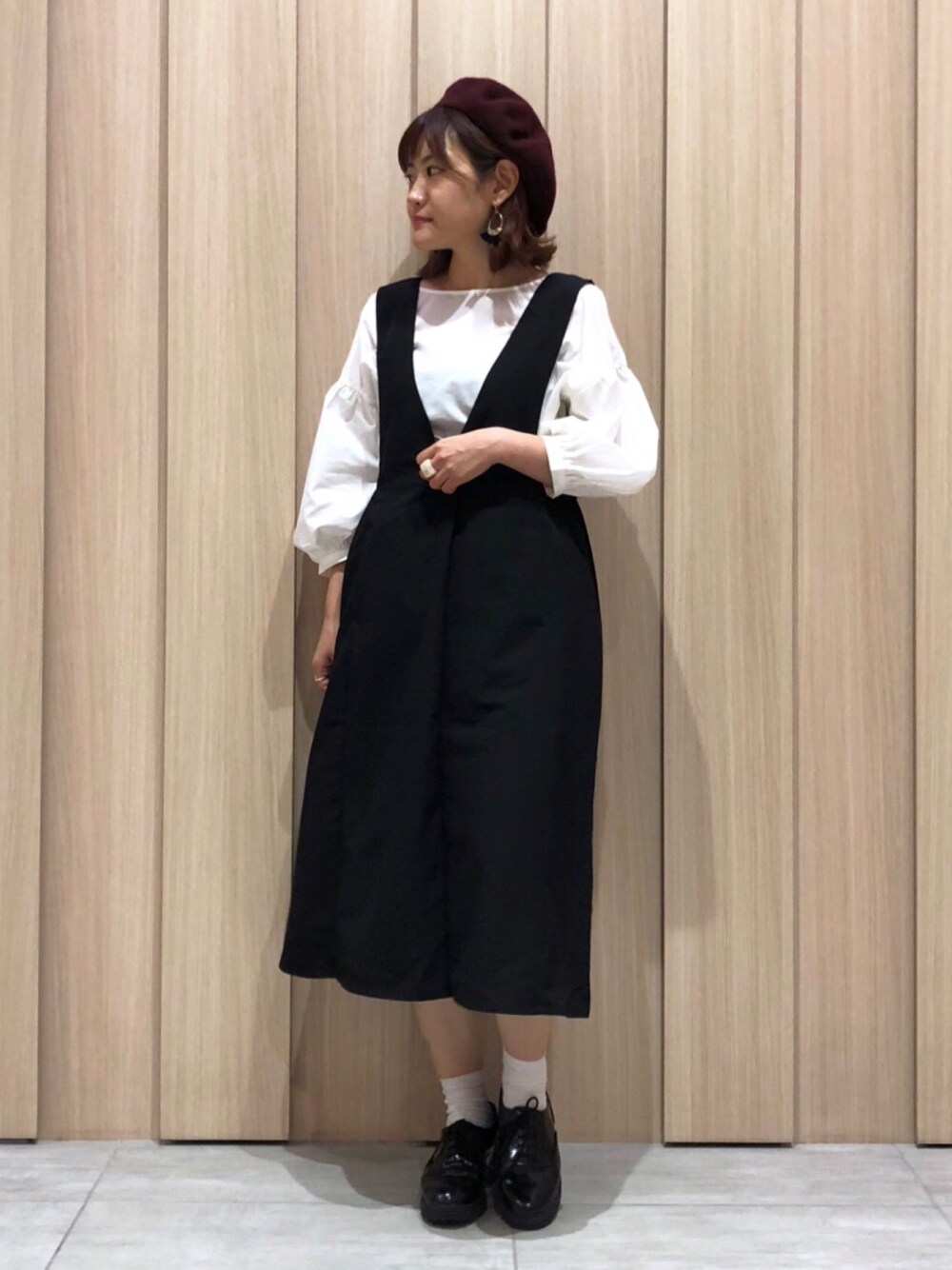「オトナカジュアル、秋服準備はじめました、おしゃれさんと繋がりたい、秋のコーデ、ワンピース、大人ガーリー、ワントーンコーデ、ベレー帽、earth music&ecology、レトロ」｜「earth music&ecologyのSET2点 ジャンバースカート+ボリュームブラウス ●（ワンピース、ブラック系）」を使った、chisatoさん（レディース・156cm）の秋コーディネートの1枚目の写真