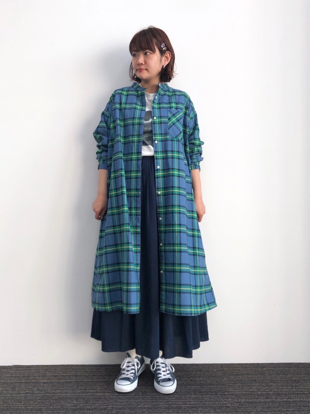 「春コーデ、カジュアルコーデ、ラクチンコーデ、CRAFT STANDARD BOUTIQUE、クラフトスタンダードブティック、白Tシャツ、シャツワンピ、ワンピース、シャツスタイル」｜「CRAFT STANDARD BOUTIQUEのフォトプリントカットプルオ-バ- ○（Tシャツ/カットソー、ホワイト系）」を使った、chisatoさん（レディース・156cm）の春コーディネートの1枚目の写真