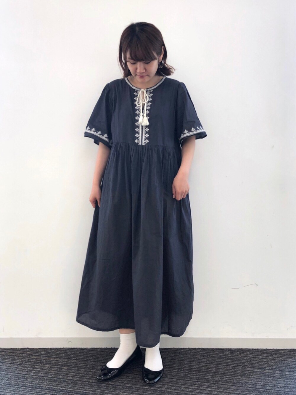 「今日のコーデ、ゆるコーデ、プチプラ、春コーデ、ワンピース、刺繍、バレエシューズ、CRAFT STANDARD BOUTIQUE、モノトーン」｜「CRAFT STANDARD BOUTIQUEのフリンジ刺繍ワンピース（ワンピース、グレー系）」を使った、chisatoさん（レディース・156cm）の春コーディネートの1枚目の写真
