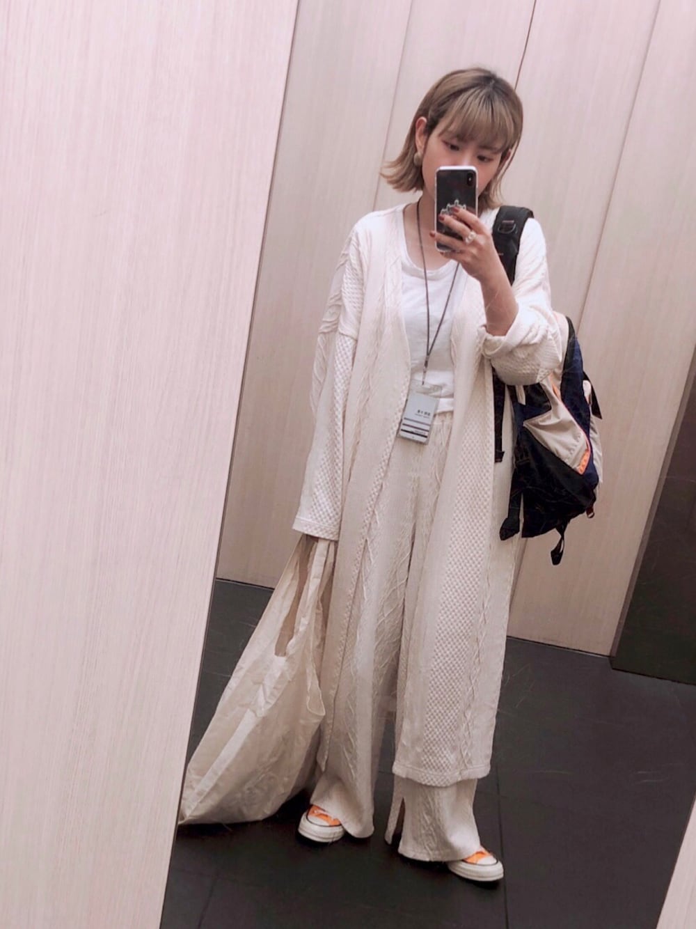「オールホワイト、ホワイト、ホワイトパンツ、ホワイトコーデ、converse、クラフトスタンダードブティック、CRAFT STANDARD BOUTIQUE、スニーカー、オレンジ」｜「CRAFT STANDARD BOUTIQUEの【2019AW最新作】カットジャガードロングスリットカーディガン●☆（カーディガン/ボレロ、ホワイト系）」を使った、chisatoさん（レディース・156cm）の秋コーディネートの1枚目の写真
