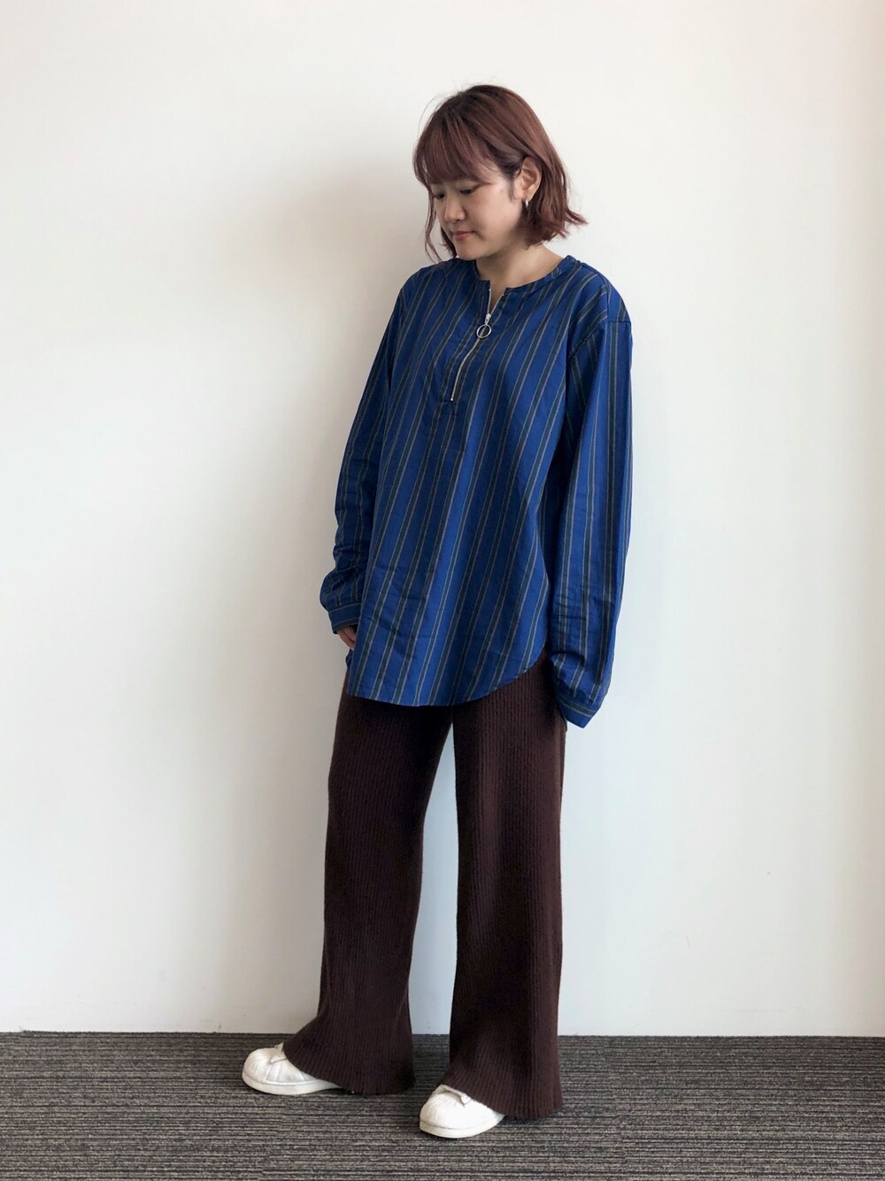 「秋コーデ、ゆるコーデ、ブラウン、ストライプシャツ、ニットパンツ、ブラウンコーデ、スニーカー、CRAFT STANDARD BOUTIQUE、クラフトスタンダードブティック」｜「CRAFT STANDARD BOUTIQUEのハーフZIPノーカラーシャツ（シャツ/ブラウス、その他）」を使った、chisatoさん（レディース・156cm）の秋コーディネートの1枚目の写真