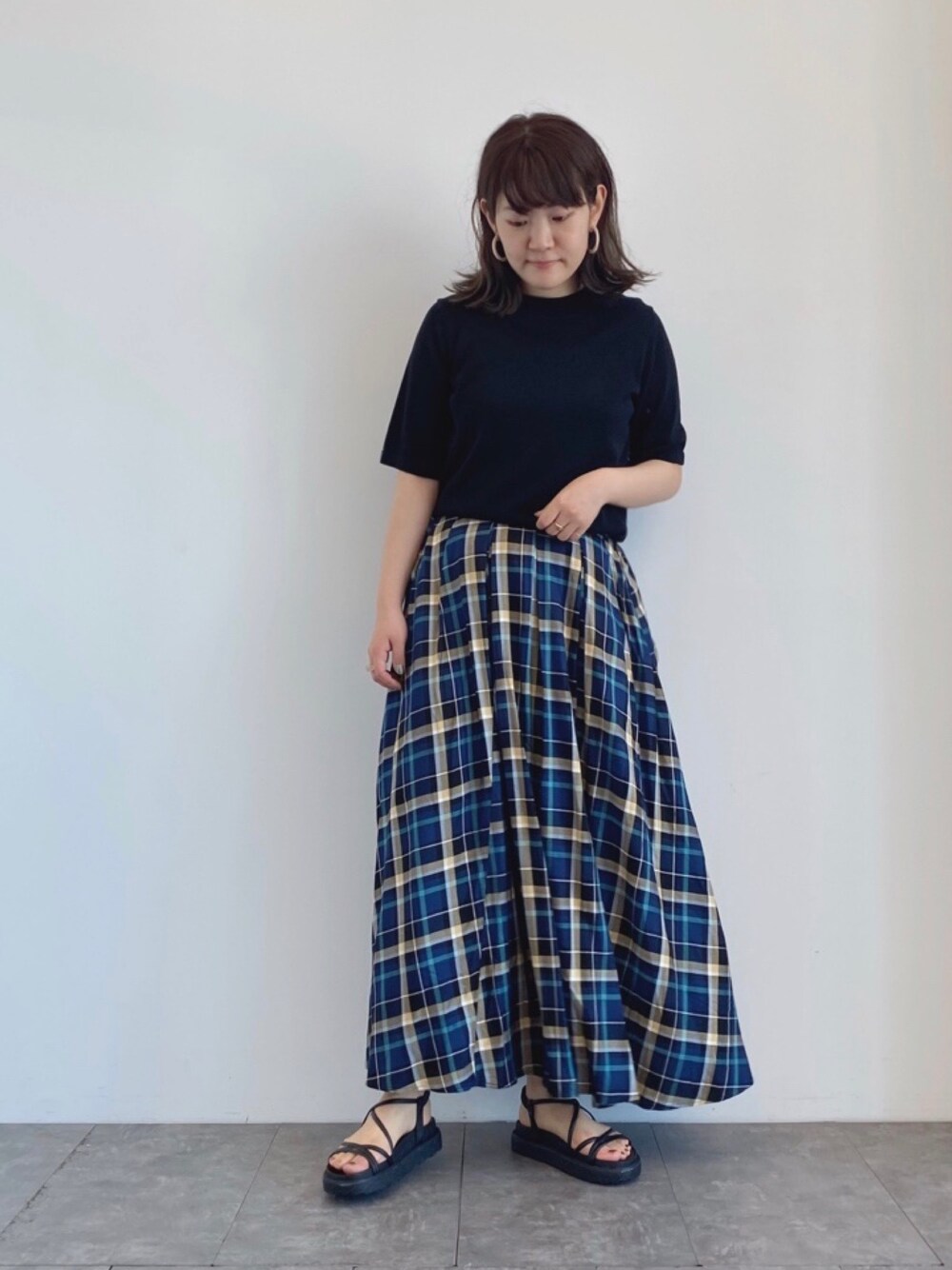 「楽チンコーデ、ゆるコーデ、チェックスカート、コードサンダル、チェック、シアートップス」｜「AMERICAN HOLICの7col.フロントタックギャザーロングスカート（スカート、ブルー系）」を使った、chisatoさん（レディース・157cm）の夏コーディネートの1枚目の写真