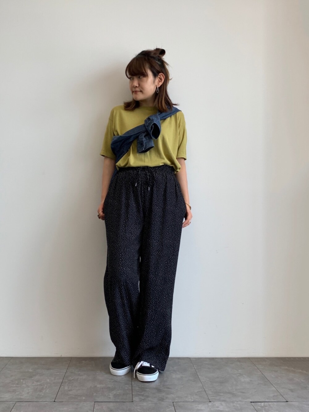 「カジュアルコーデ、ラフコーデ、プチプラコーデ、ゆるコーデ、スニーカー、デニムシャツ、AMERICAN HOLIC」｜「AMERICAN HOLICのハイゲージクルーネック半袖ニットプルオーバー　＊（ニット/セーター、イエロー系）」を使った、chisatoさん（レディース・157cm）の夏コーディネートの1枚目の写真