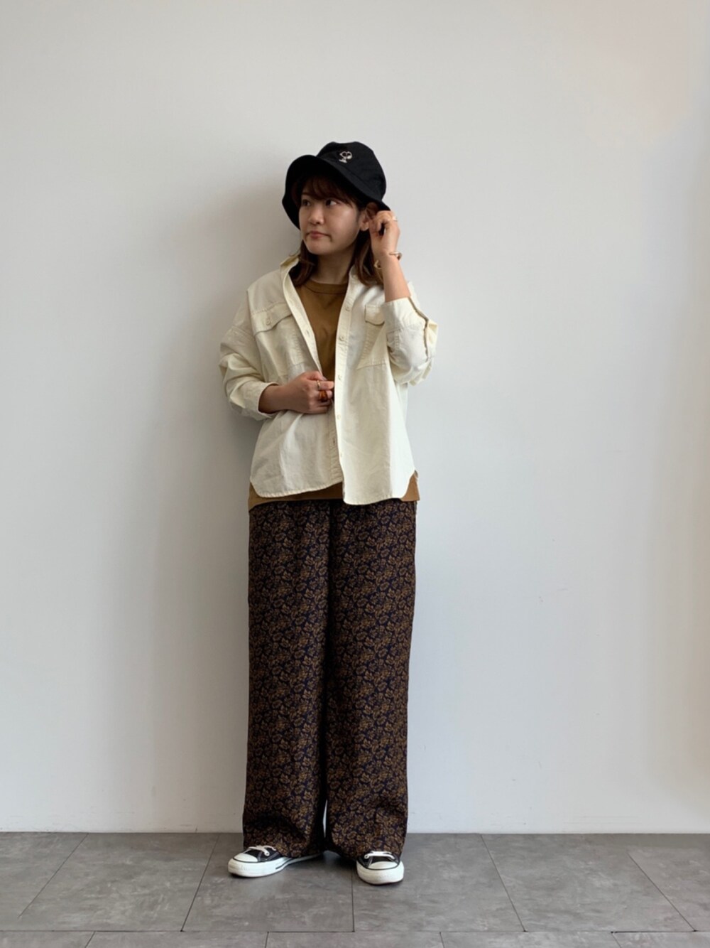 「バケットハット、CPOシャツ、ラフコーデ、秋コーデ、秋カラー、ワイドパンツ、AMERICAN HOLIC、柄パンツ」｜「AMERICAN HOLICのCPOシャツ　〇＊（シャツ/ブラウス、ホワイト系）」を使った、chisatoさん（レディース・157cm）の夏コーディネートの1枚目の写真