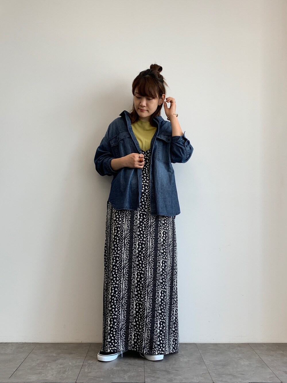 「秋カラー、キャミワンピ、CPOシャツ、デニム、アメホリデニム、秋コーデ、AMERICAN HOLIC、ゆるコーデ」｜「AMERICAN HOLICのCPOシャツ　〇＊（シャツ/ブラウス、ブルー系）」を使った、chisatoさん（レディース・157cm）の夏コーディネートの1枚目の写真