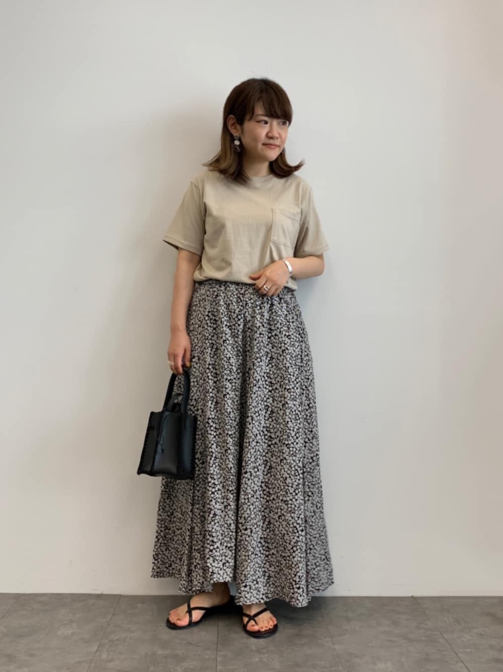 「シンプルコーデ、カジュアルコーデ、ラフコーデ、秋カラー、大人かわいい、マーメイドスカート、柄スカート、カジュアルガーリー、AMERICAN HOLIC」｜「AMERICAN HOLICのマーメイドギャザーロングスカート2　＊（スカート、ブラック系）」を使った、chisatoさん（レディース・157cm）の夏コーディネートの1枚目の写真