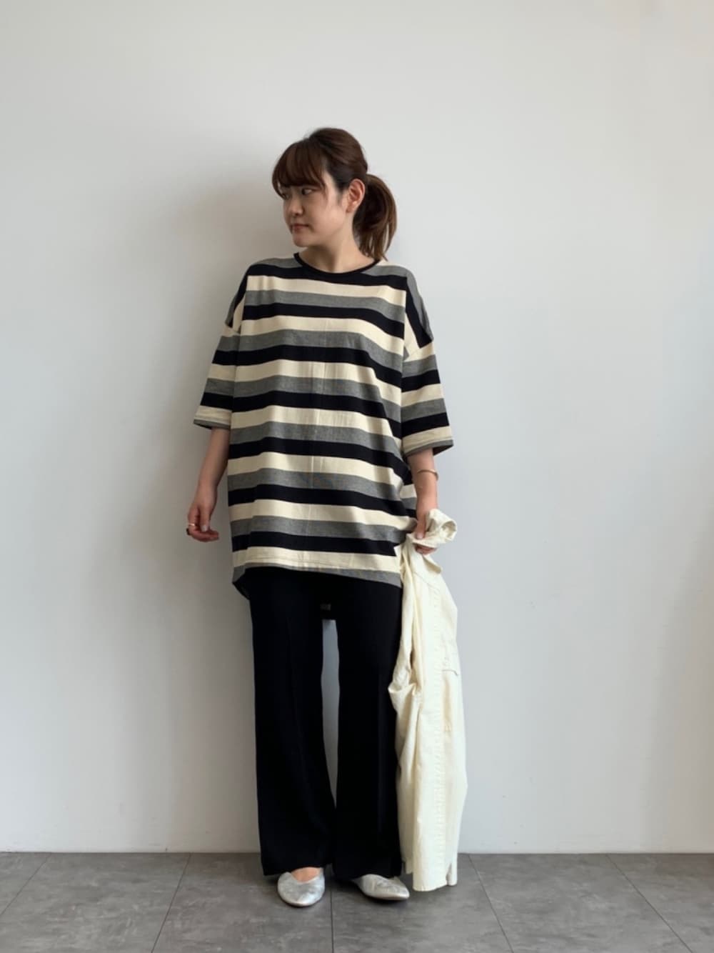 「カジュアルコーデ、ボーダー、センタープレス、モノトーンコーデ、AMERICAN HOLIC、CRAFT STANDARD BOUTIQUE、フレアパンツ」｜「AMERICAN HOLICのマルチボーダーカットチュニック1 ＊（Tシャツ/カットソー、ブラック系）」を使った、chisatoさん（レディース・157cm）の秋コーディネートの1枚目の写真