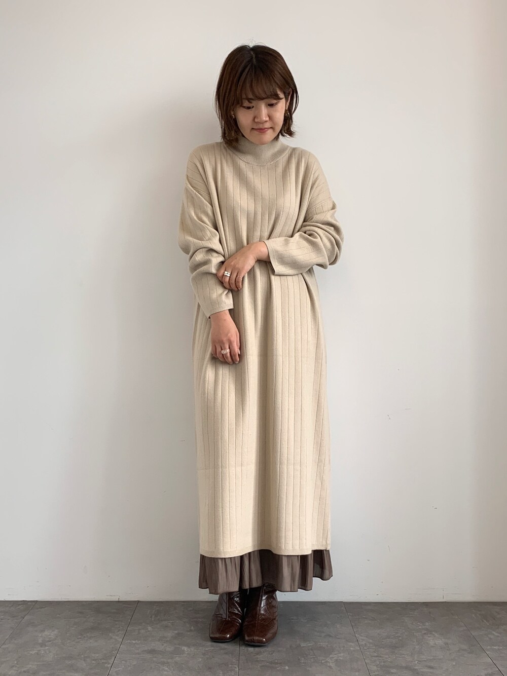 「スクエアトゥ、ワンピース、ニットワンピース、ブーツ、オトナカジュアル、冬コーデ、AMERICAN HOLIC」｜「AMERICAN HOLICのバックボタンハイネックニットワンピース　＊●（ワンピース、ベージュ系）」を使った、chisatoさん（レディース・157cm）の冬コーディネートの1枚目の写真