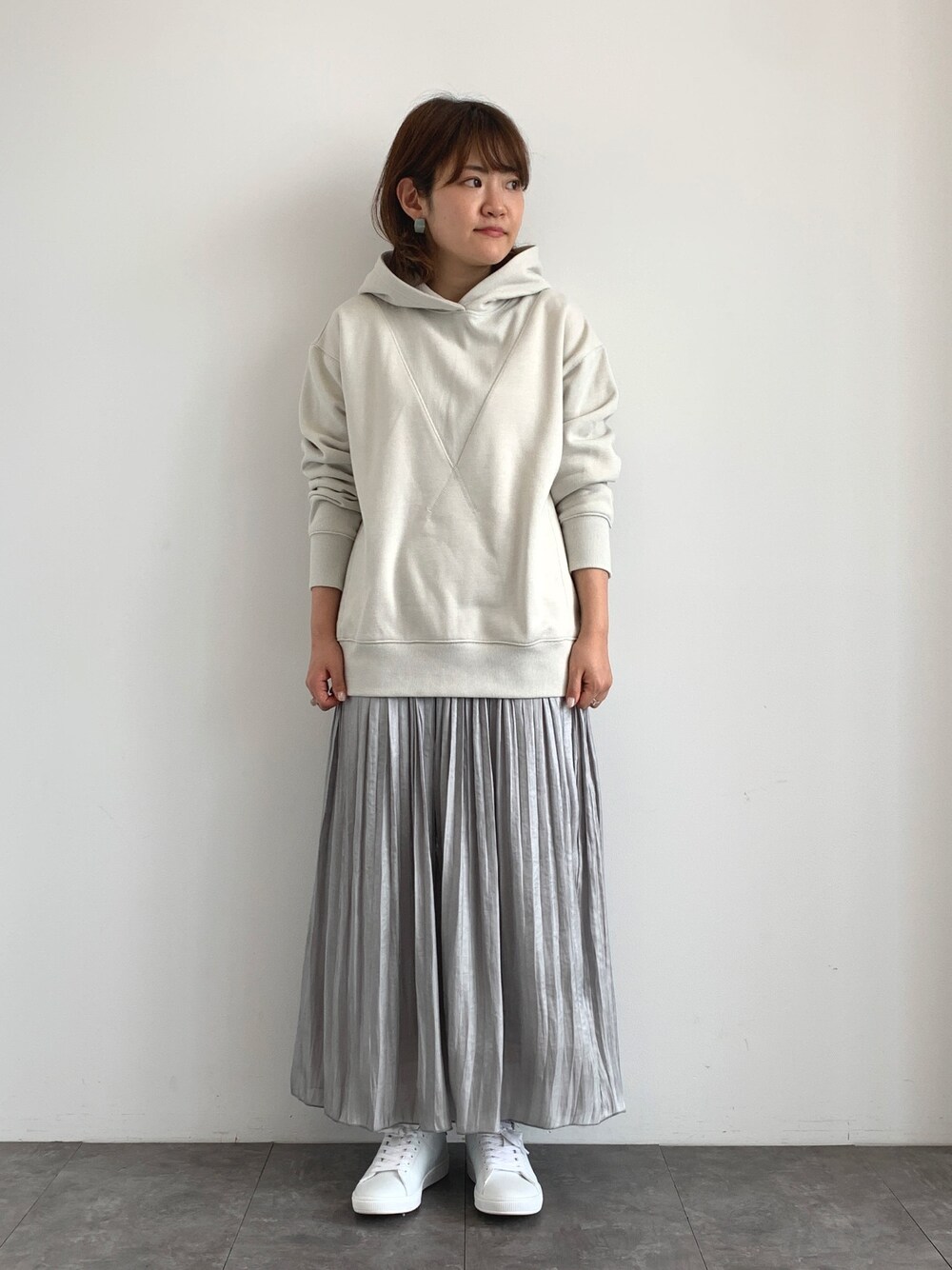 「ゆるコーデ、シンプル、ワントーンコーデ、カジュアル、AMERICAN HOLIC、スニーカー、スニーカーコーデ」｜「AMERICAN HOLICのフロントネックリブ裏毛フード付きプルオーバー ＊（パーカー、グレー系）」を使った、chisatoさん（レディース・157cm）の冬コーディネートの1枚目の写真
