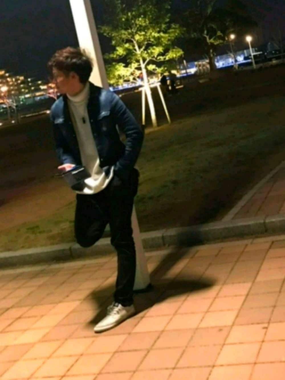 「お洒落さんとつながりたい、休日スタイル、タートルネック、デニムジャケット、黒スキニー、秋冬、シンプル、キレイめ、カジュアル、中和コーデ」｜「MinoriTYのミラノリブ編みビッグシルエットタートルネックニット（ニット/セーター、ホワイト系）」を使った、CHU→YA さん（メンズ・175cm）の冬コーディネートの1枚目の写真